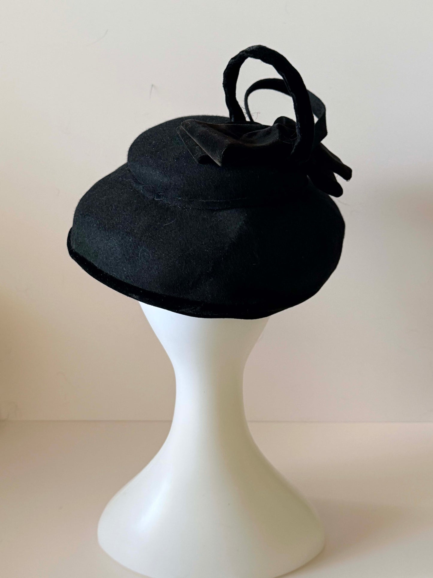 Vintage Lazarus 1950s Black Velvet Felt Hat – Sculptural Bow Hat, Mid Century Style, Classic Audrey Hepburn Style