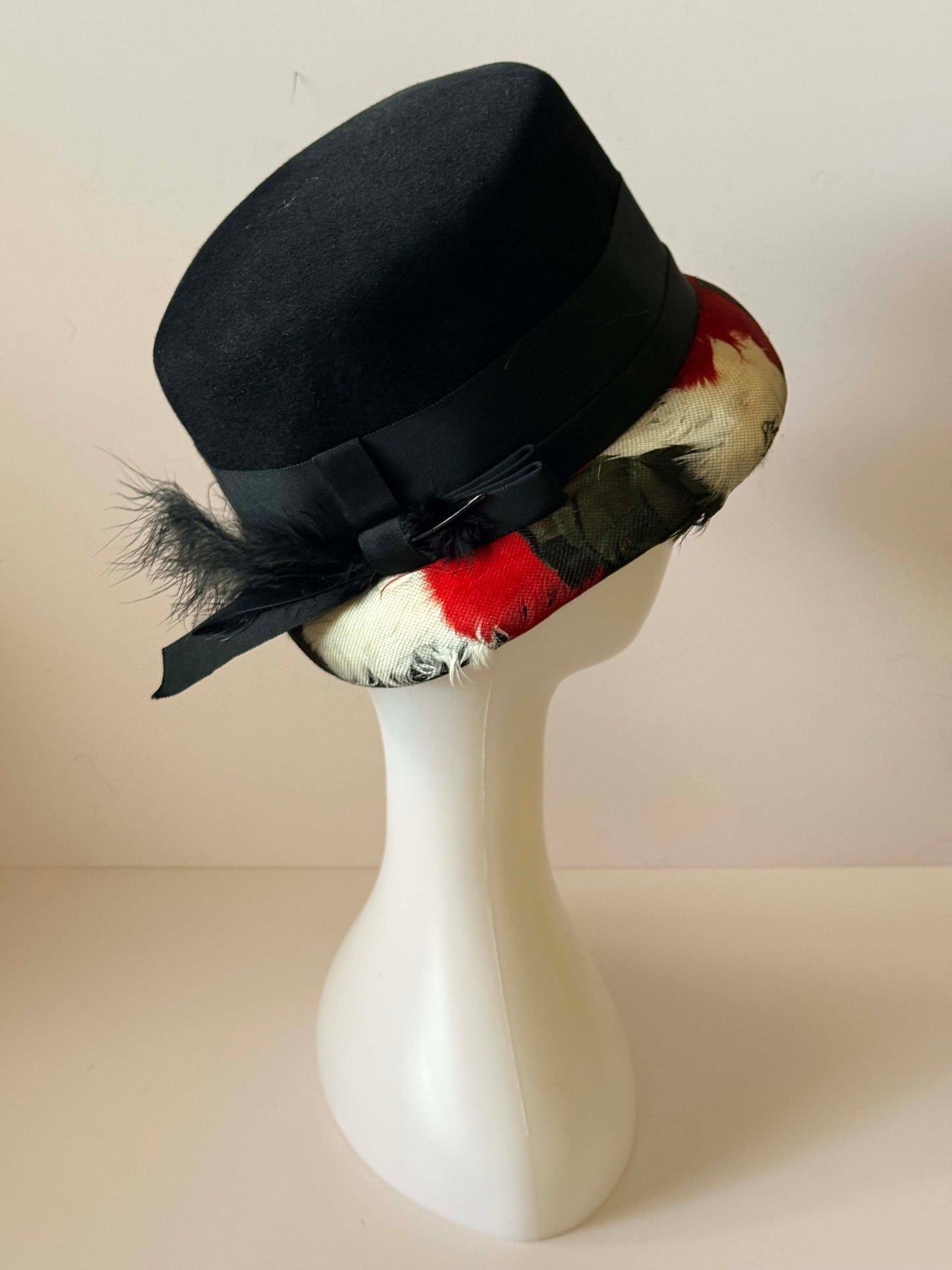 Vintage Doris Designs Black Wool Felt Feather Net Hat – Floral Brim 1960s Style Top Hat with Grosgrain Ribbon