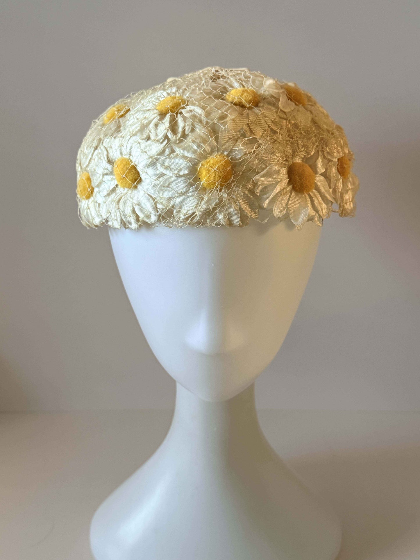 Late 1950s White Daisy Cocktail Hat, Vintage Floral Hat, Ivory Spring Hat, Garden Party Hat, Mid Century Millinery, Daisy Hat