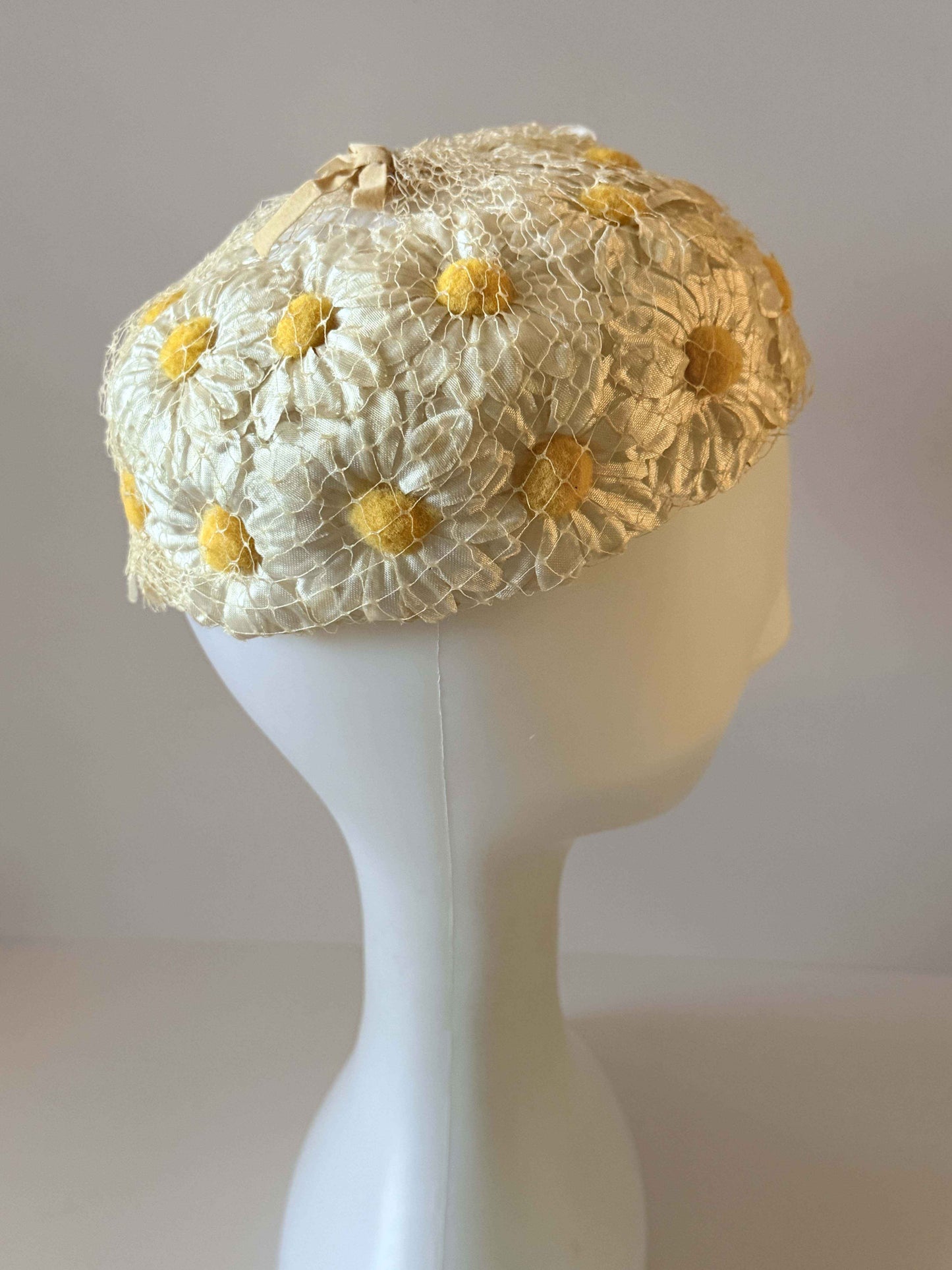Late 1950s White Daisy Cocktail Hat, Vintage Floral Hat, Ivory Spring Hat, Garden Party Hat, Mid Century Millinery, Daisy Hat