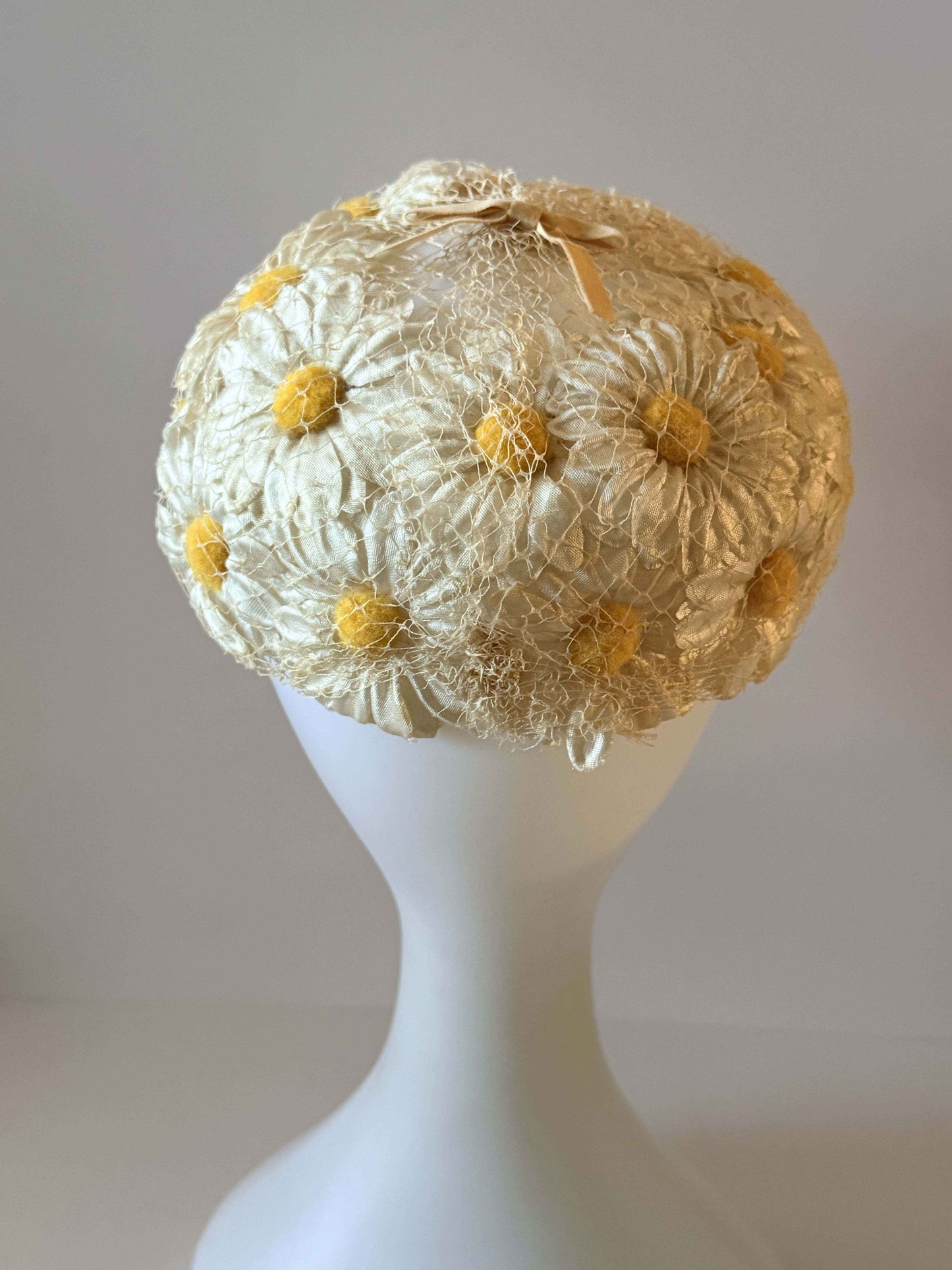 Late 1950s White Daisy Cocktail Hat, Vintage Floral Hat, Ivory Spring Hat, Garden Party Hat, Mid Century Millinery, Daisy Hat