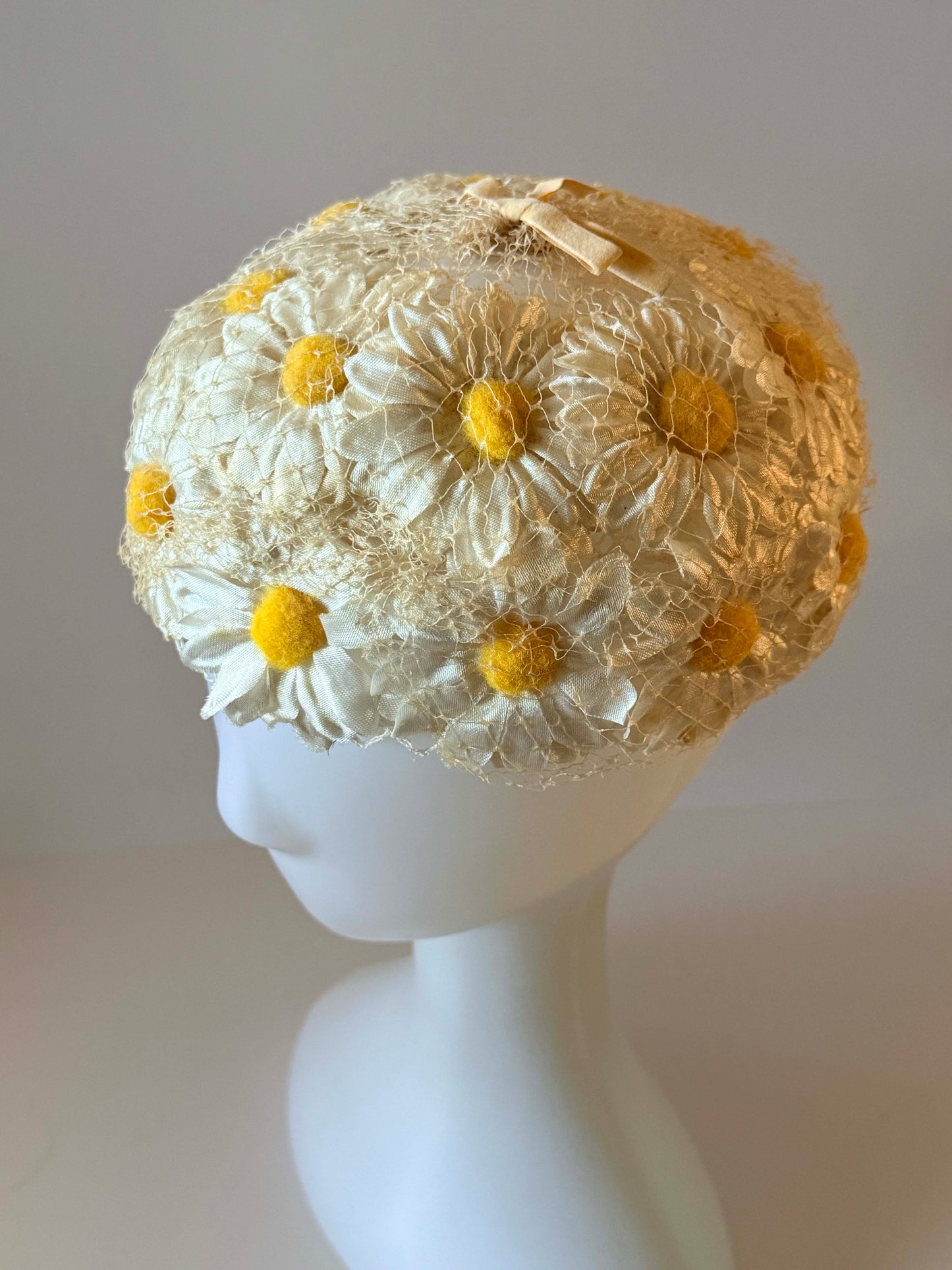 Late 1950s White Daisy Cocktail Hat, Vintage Floral Hat, Ivory Spring Hat, Garden Party Hat, Mid Century Millinery, Daisy Hat