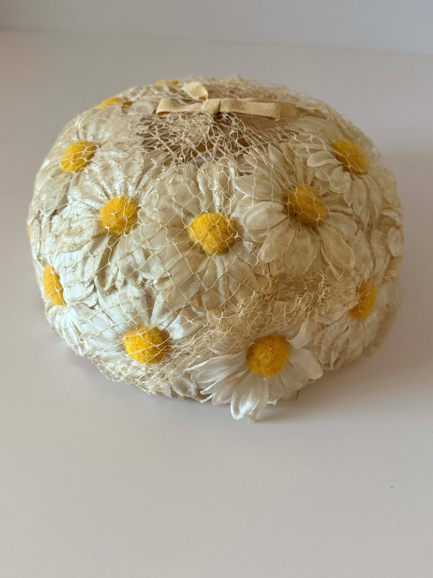 Late 1950s White Daisy Cocktail Hat, Vintage Floral Hat, Ivory Spring Hat, Garden Party Hat, Mid Century Millinery, Daisy Hat