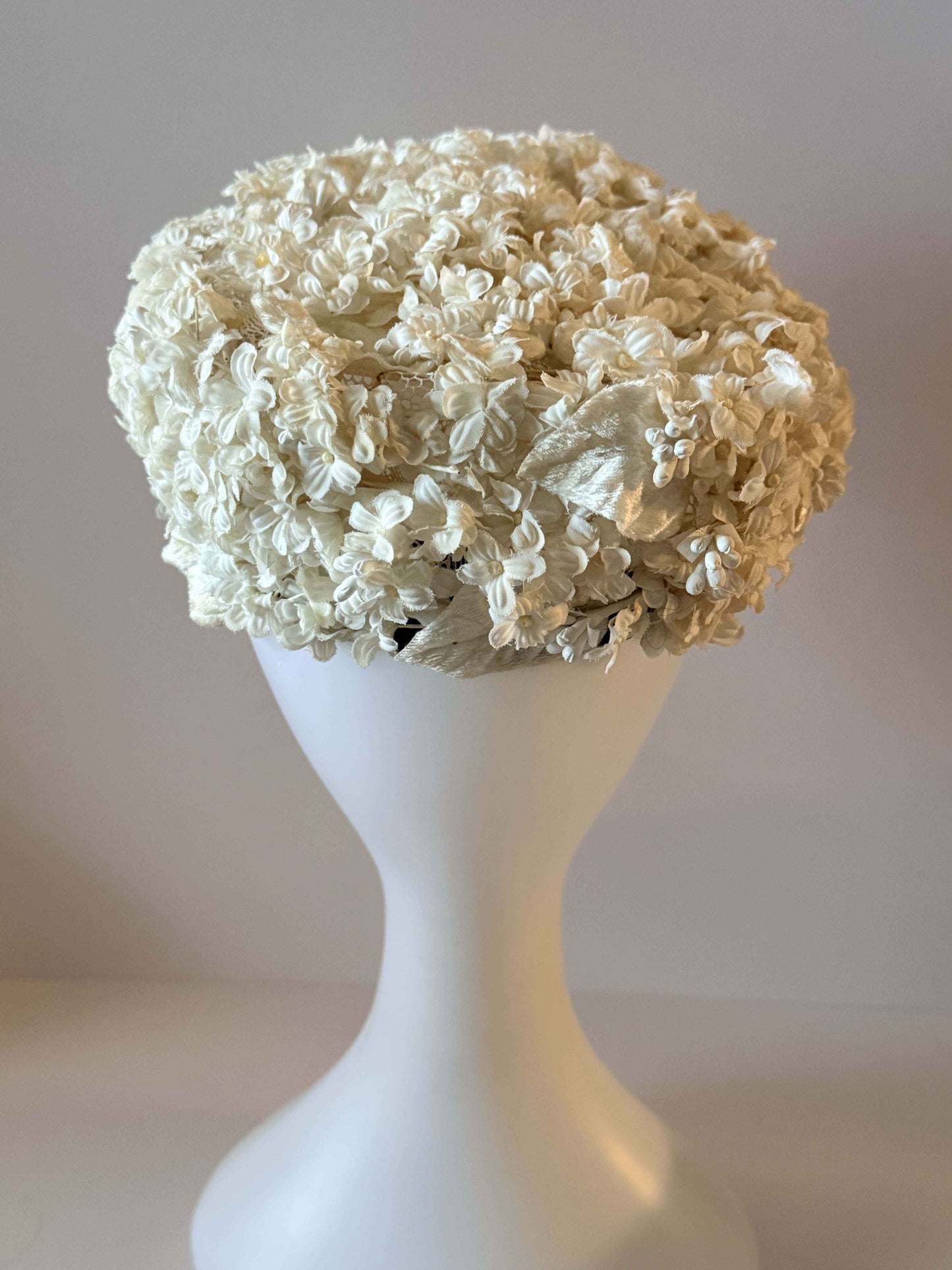 Late 1950s Ivory Floral Cocktail Hat, Vintage Bridal Hat, White Flower Hat, Wedding Hat, Mid Century Millinery, Bridal Headpiece