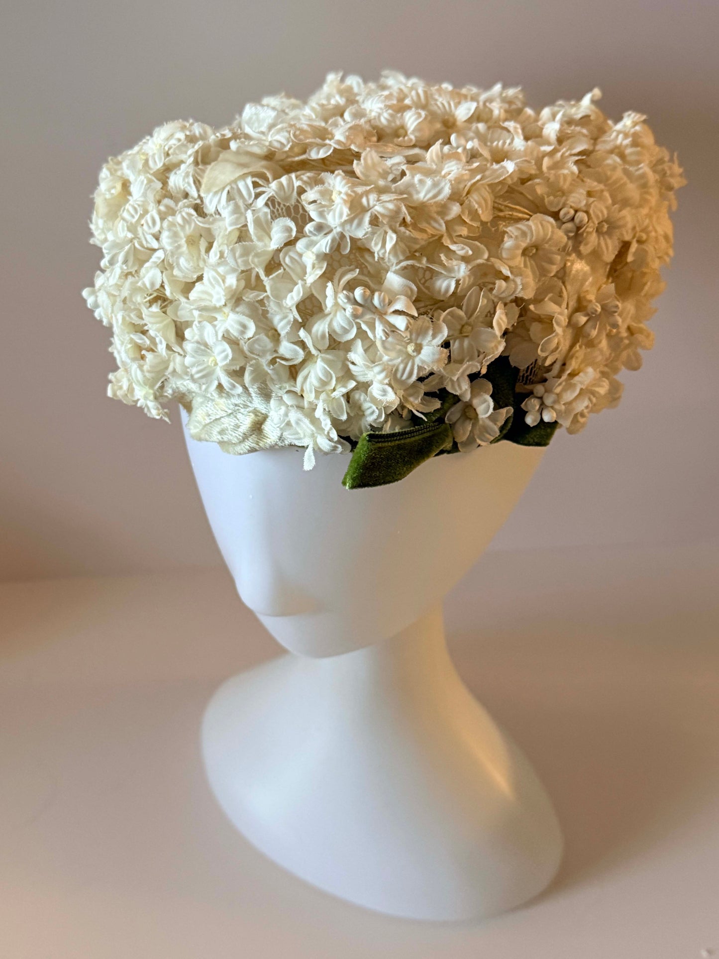 Late 1950s Ivory Floral Cocktail Hat, Vintage Bridal Hat, White Flower Hat, Wedding Hat, Mid Century Millinery, Bridal Headpiece