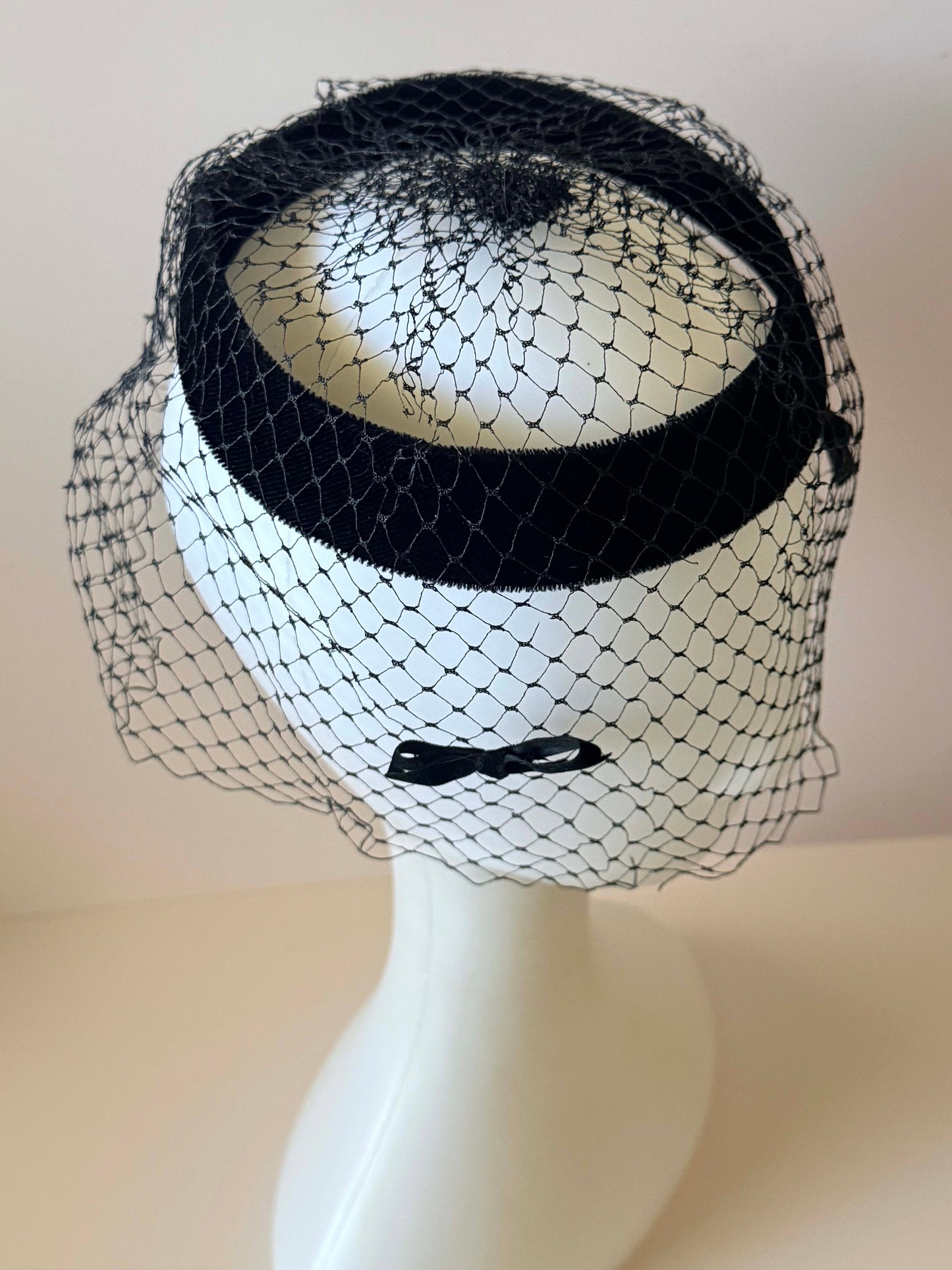Vintage Black Velvet Halo Hat | 1950s Open Crown Hat | Birdcage Veil Fascinator | Cocktail Hat | Mid Century Millinery | Vintage Headpiece