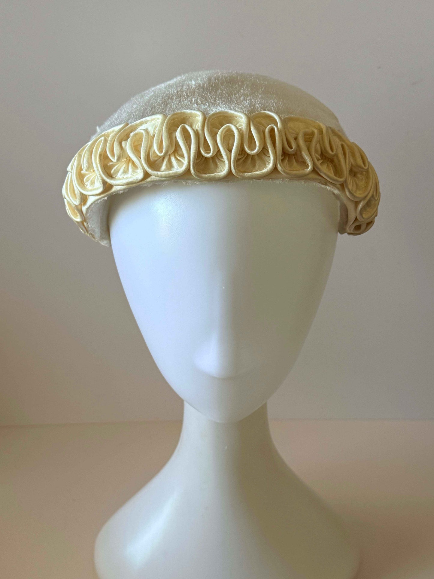 Vintage Ivory Velvet Half Hat | Veil-Ready 1950s Bridal Cocktail Hat | Ivory Wedding Hat | Sculptural Satin Trim | Mid Century Bridal Headpiece | Vintage Millinery