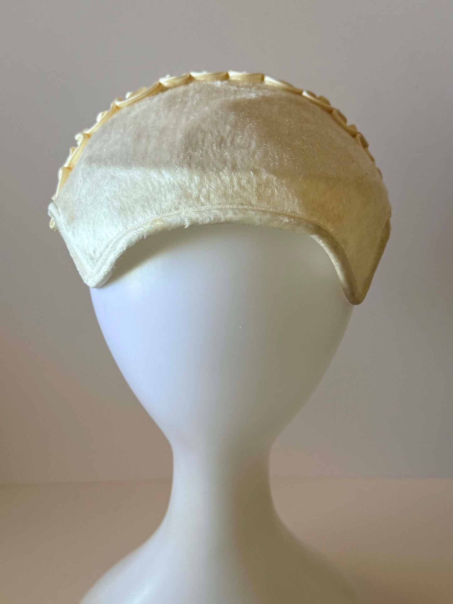 Vintage Ivory Velvet Half Hat | Veil-Ready 1950s Bridal Cocktail Hat | Ivory Wedding Hat | Sculptural Satin Trim | Mid Century Bridal Headpiece | Vintage Millinery