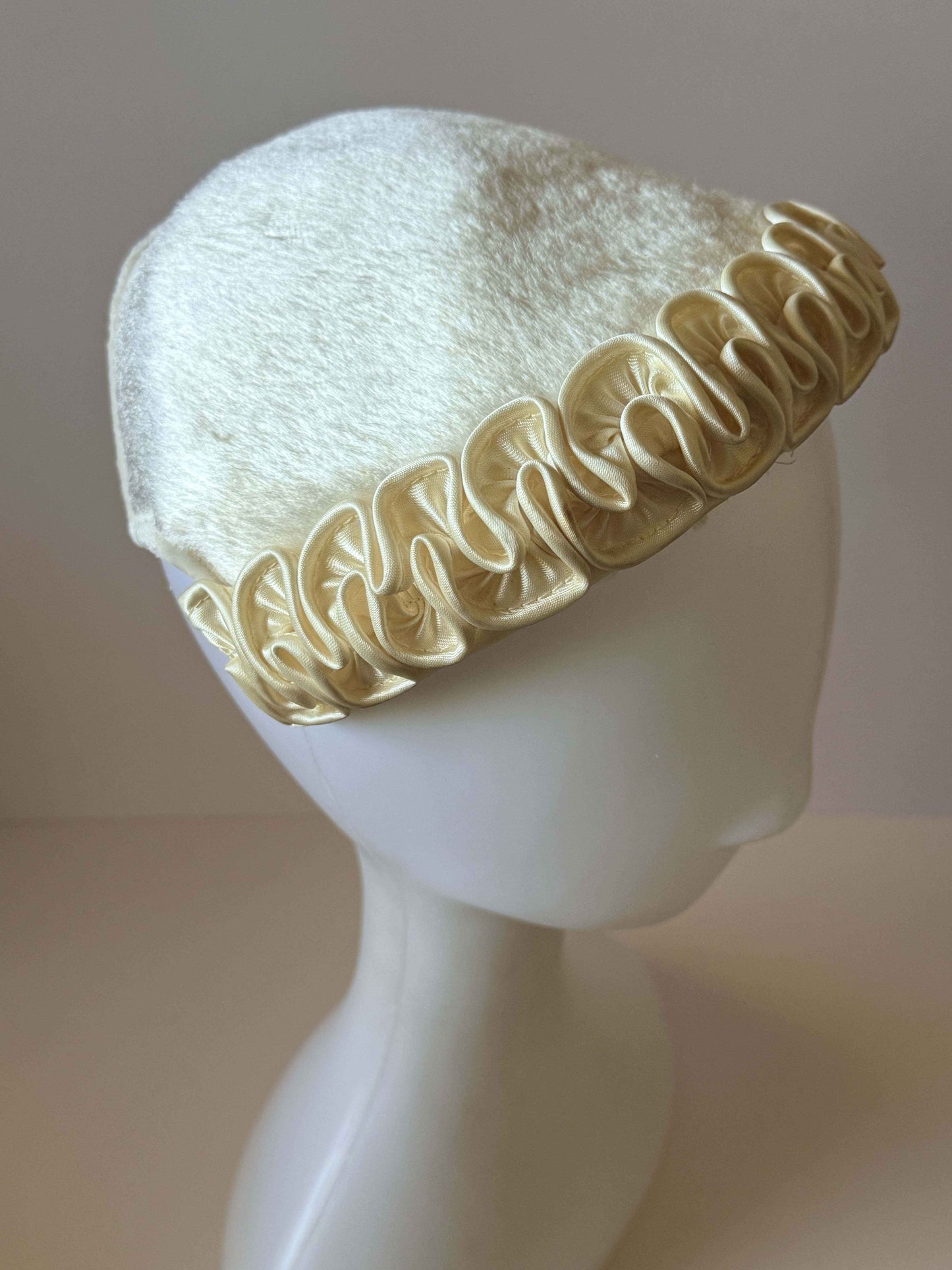 Vintage Ivory Velvet Half Hat | Veil-Ready 1950s Bridal Cocktail Hat | Ivory Wedding Hat | Sculptural Satin Trim | Mid Century Bridal Headpiece | Vintage Millinery