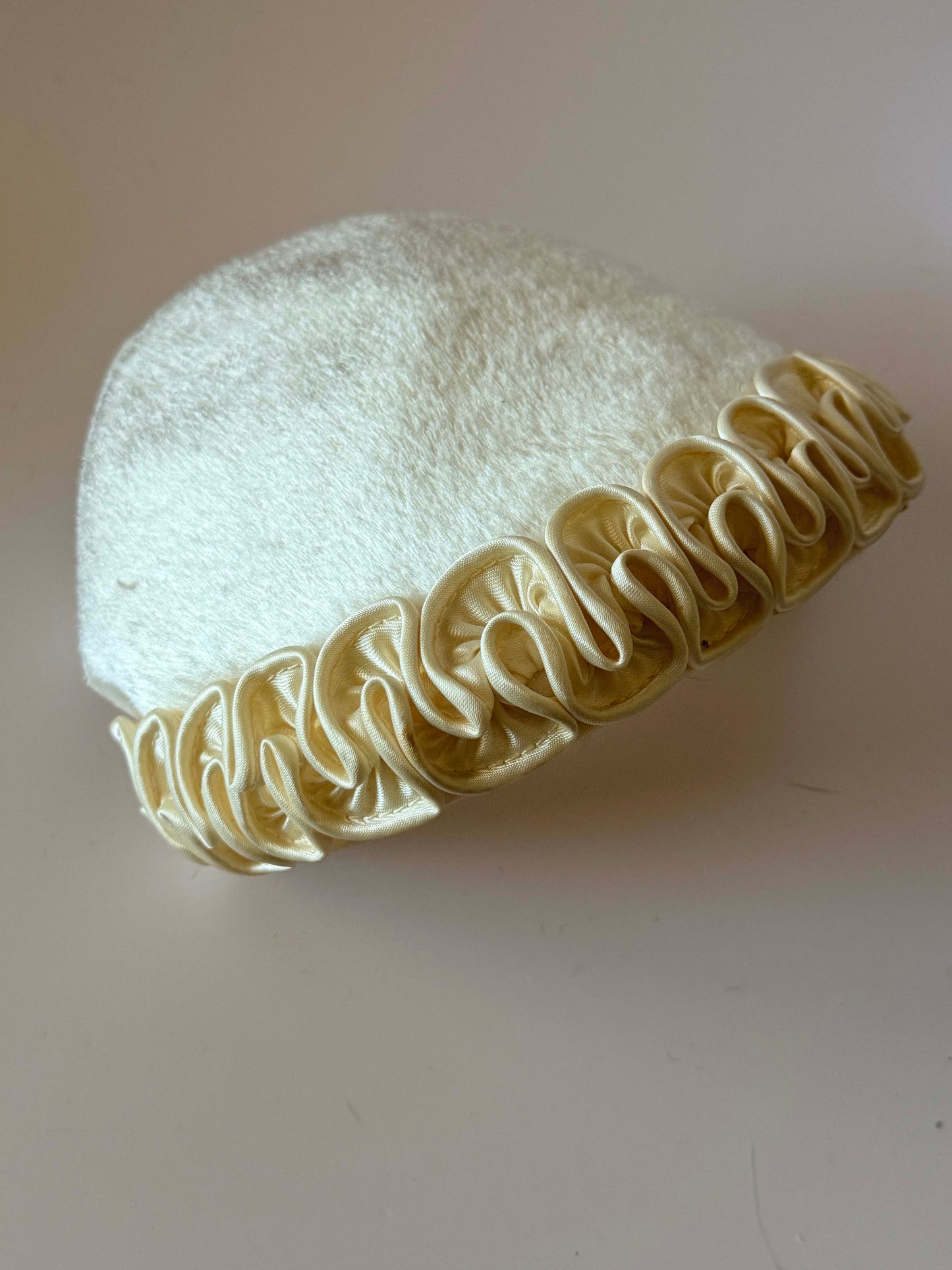 Vintage Ivory Velvet Half Hat | Veil-Ready 1950s Bridal Cocktail Hat | Ivory Wedding Hat | Sculptural Satin Trim | Mid Century Bridal Headpiece | Vintage Millinery