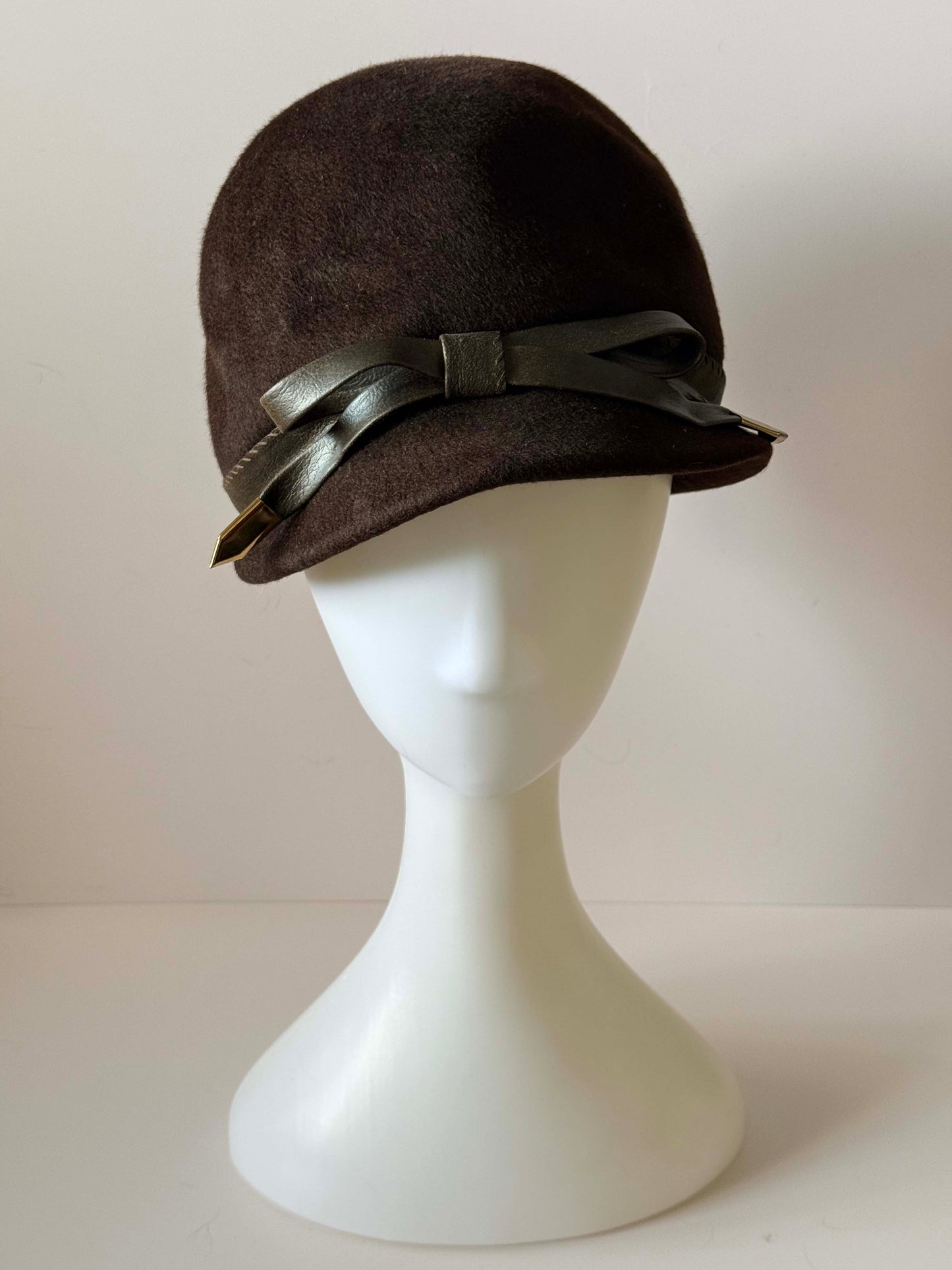 Vintage 1950s Brown Wool Felt Cloche Hat – Glenover Henry Pollak – Leather Bow Trim – Classic Mid Century Minimalist Style