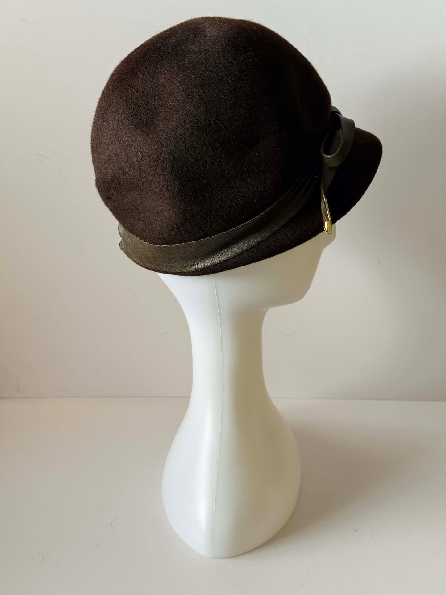 Vintage 1950s Brown Wool Felt Cloche Hat – Glenover Henry Pollak – Leather Bow Trim – Classic Mid Century Minimalist Style