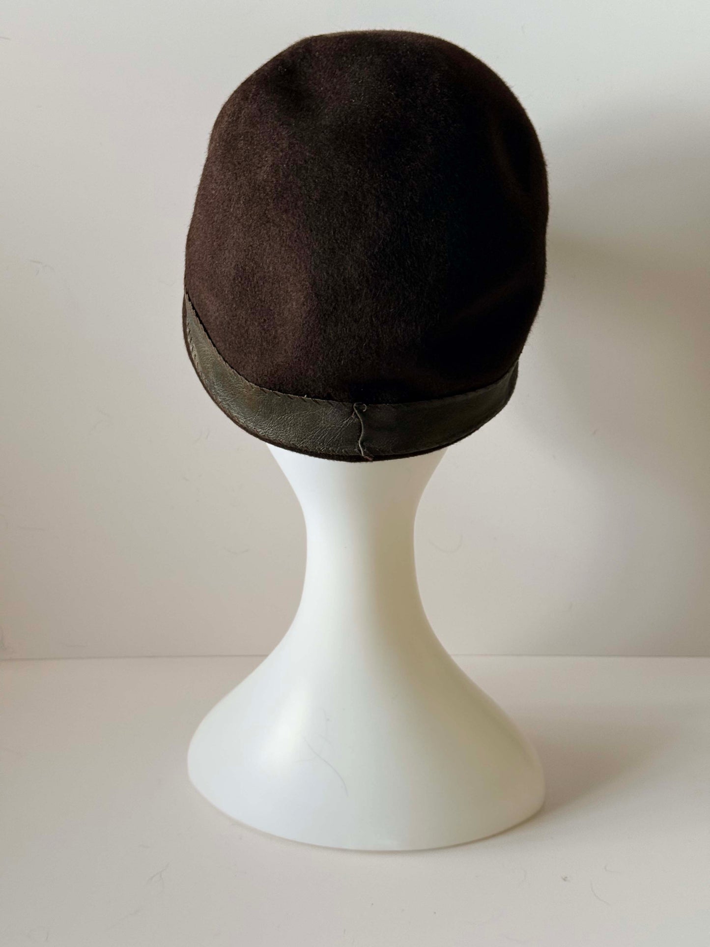 Vintage 1950s Brown Wool Felt Cloche Hat – Glenover Henry Pollak – Leather Bow Trim – Classic Mid Century Minimalist Style