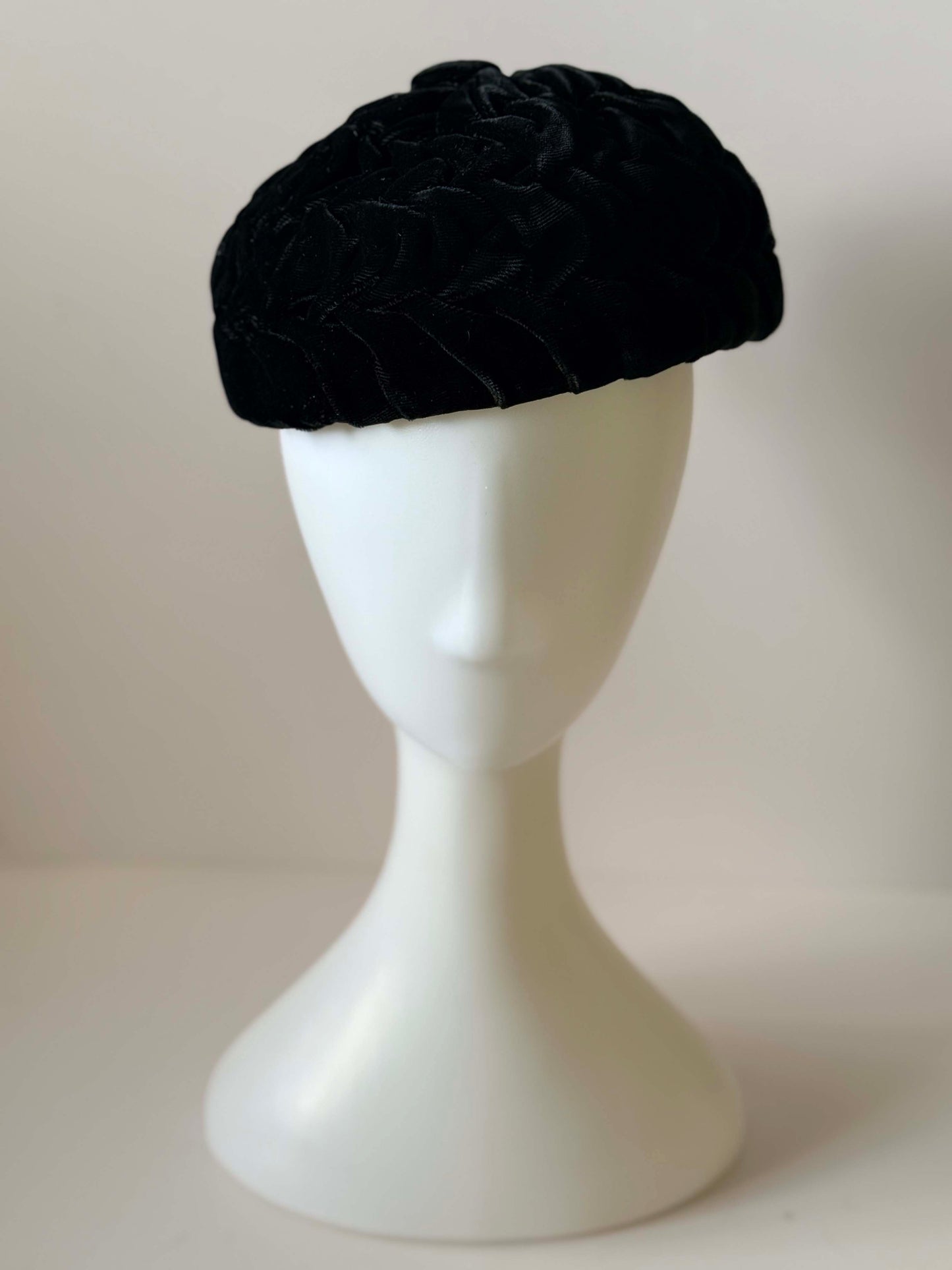 Vintage 1950s Black Velvet Tam O'Shanter Hat – Textured Rosette Woven Cap – Classic Mid Century Cocktail Hat – Elegant Formal Evening Hat