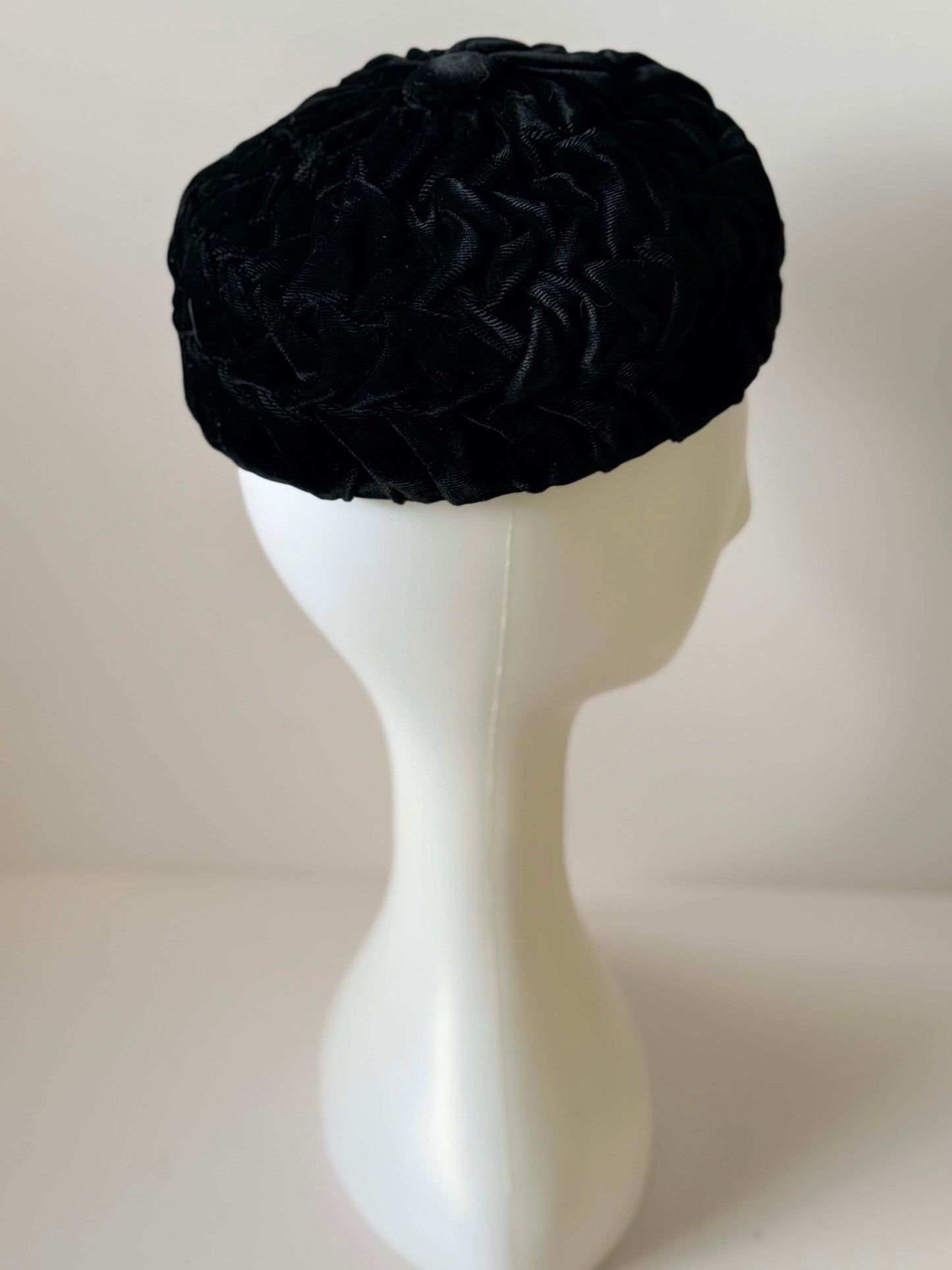Vintage 1950s Black Velvet Tam O'Shanter Hat – Textured Rosette Woven Cap – Classic Mid Century Cocktail Hat – Elegant Formal Evening Hat