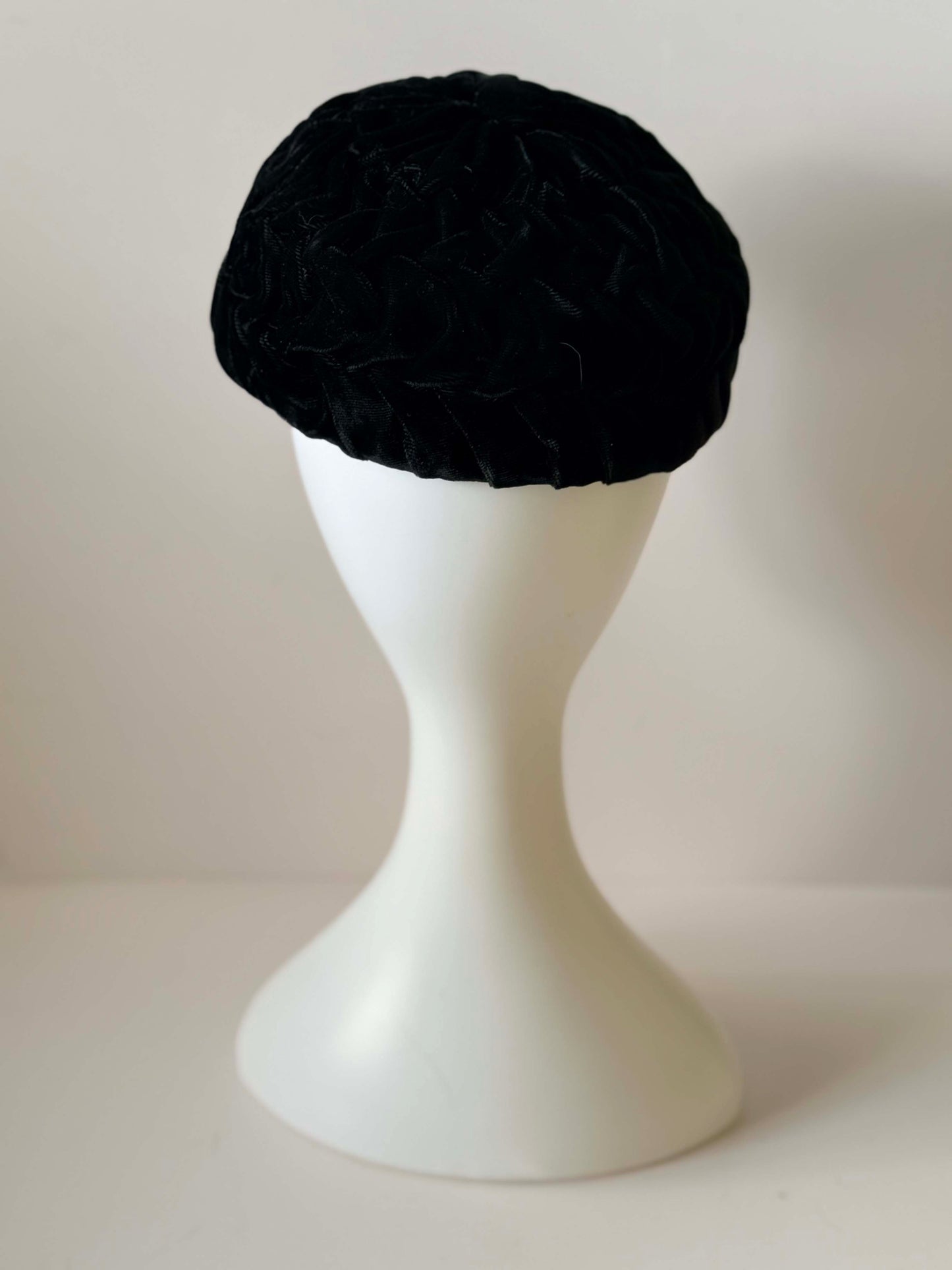 Vintage 1950s Black Velvet Tam O'Shanter Hat – Textured Rosette Woven Cap – Classic Mid Century Cocktail Hat – Elegant Formal Evening Hat