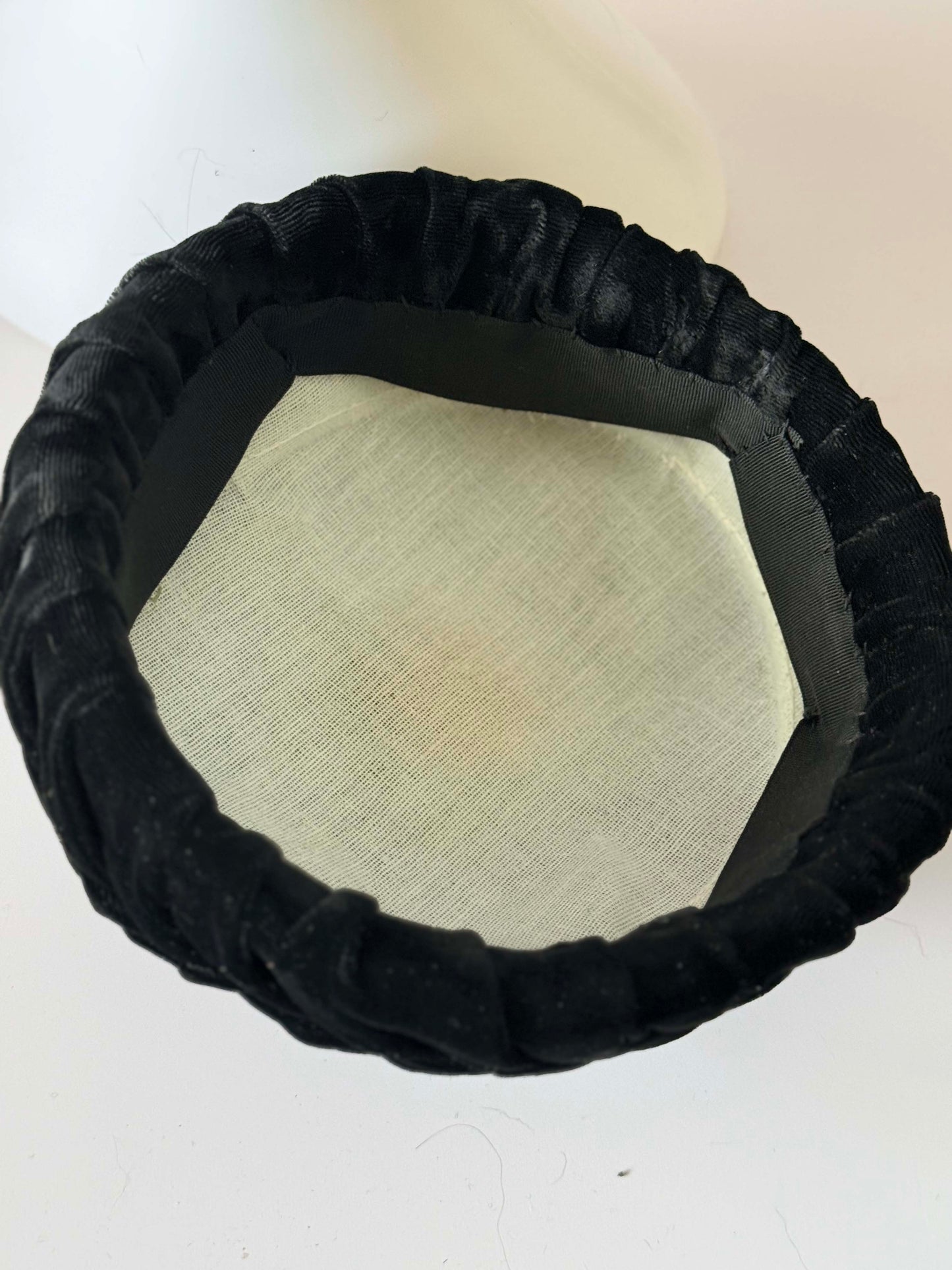 Vintage 1950s Black Velvet Tam O'Shanter Hat – Textured Rosette Woven Cap – Classic Mid Century Cocktail Hat – Elegant Formal Evening Hat