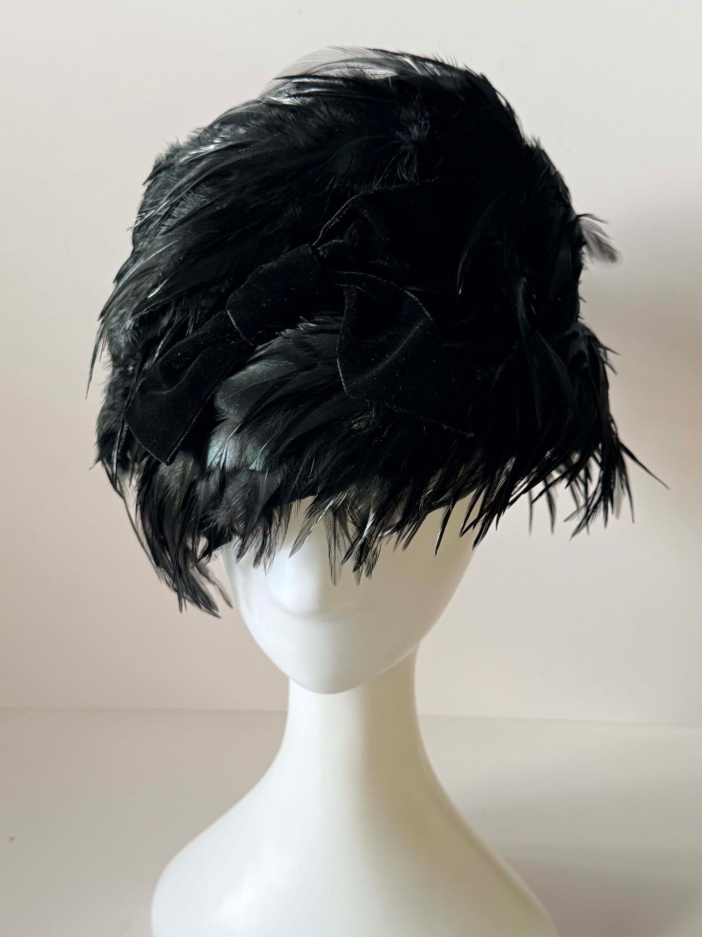 Vintage Black Feather Bucket Hat – 1950s Dramatic Feather Cloche with Velvet Bow