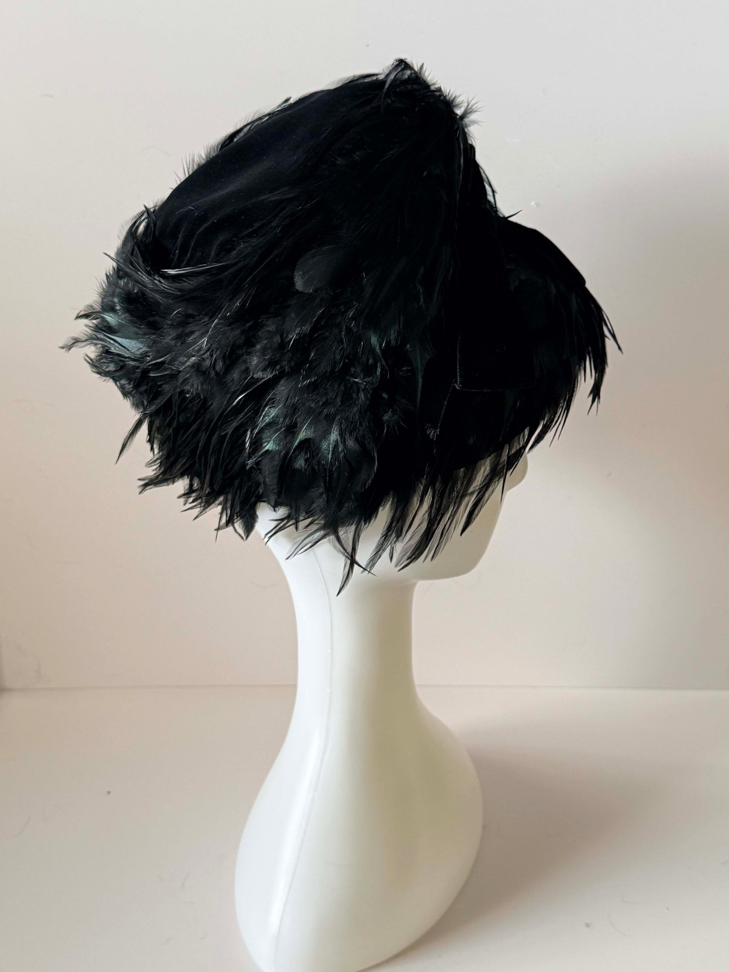 Vintage Black Feather Bucket Hat – 1950s Dramatic Feather Cloche with Velvet Bow