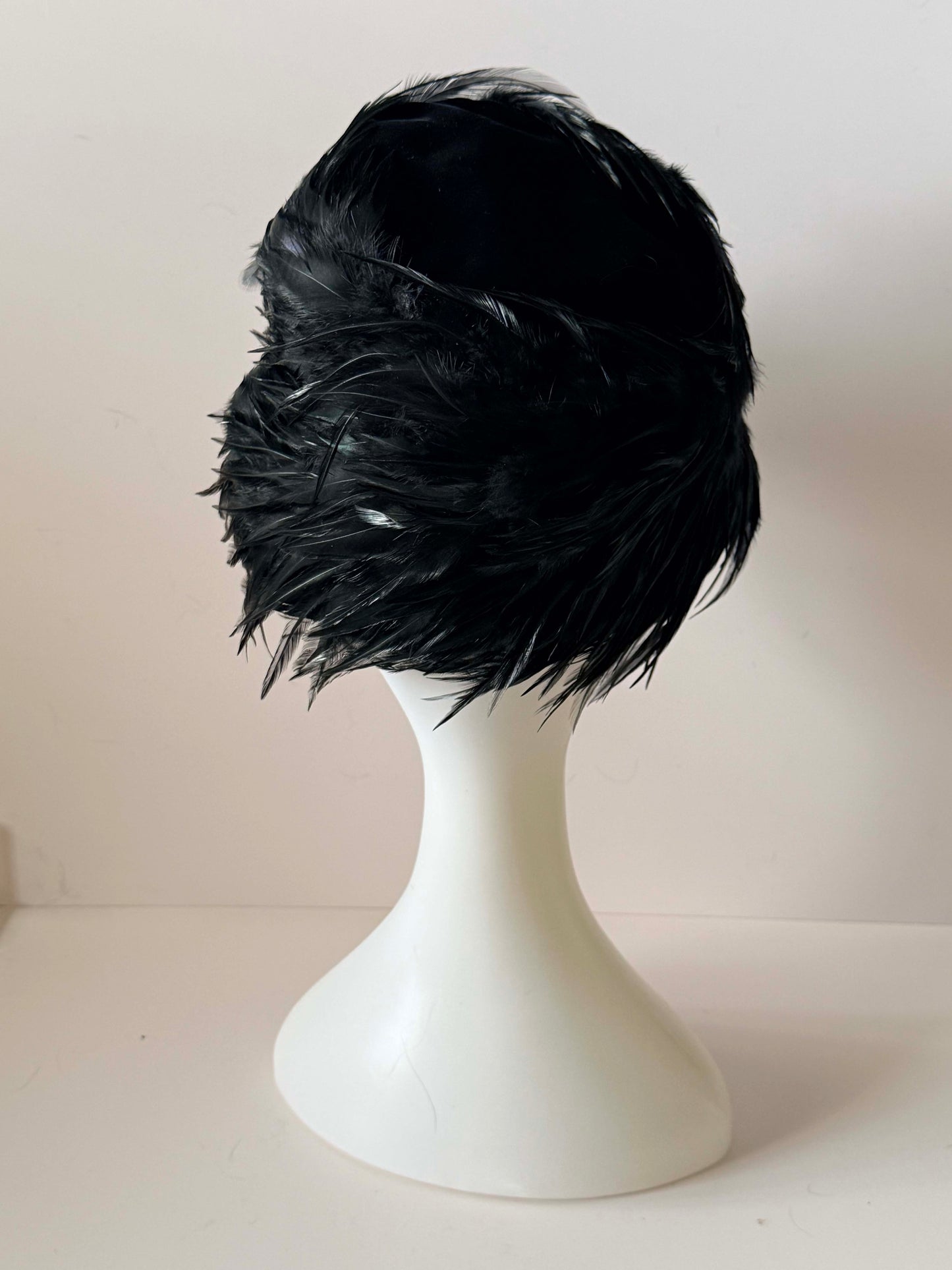 Vintage Black Feather Bucket Hat – 1950s Dramatic Feather Cloche with Velvet Bow