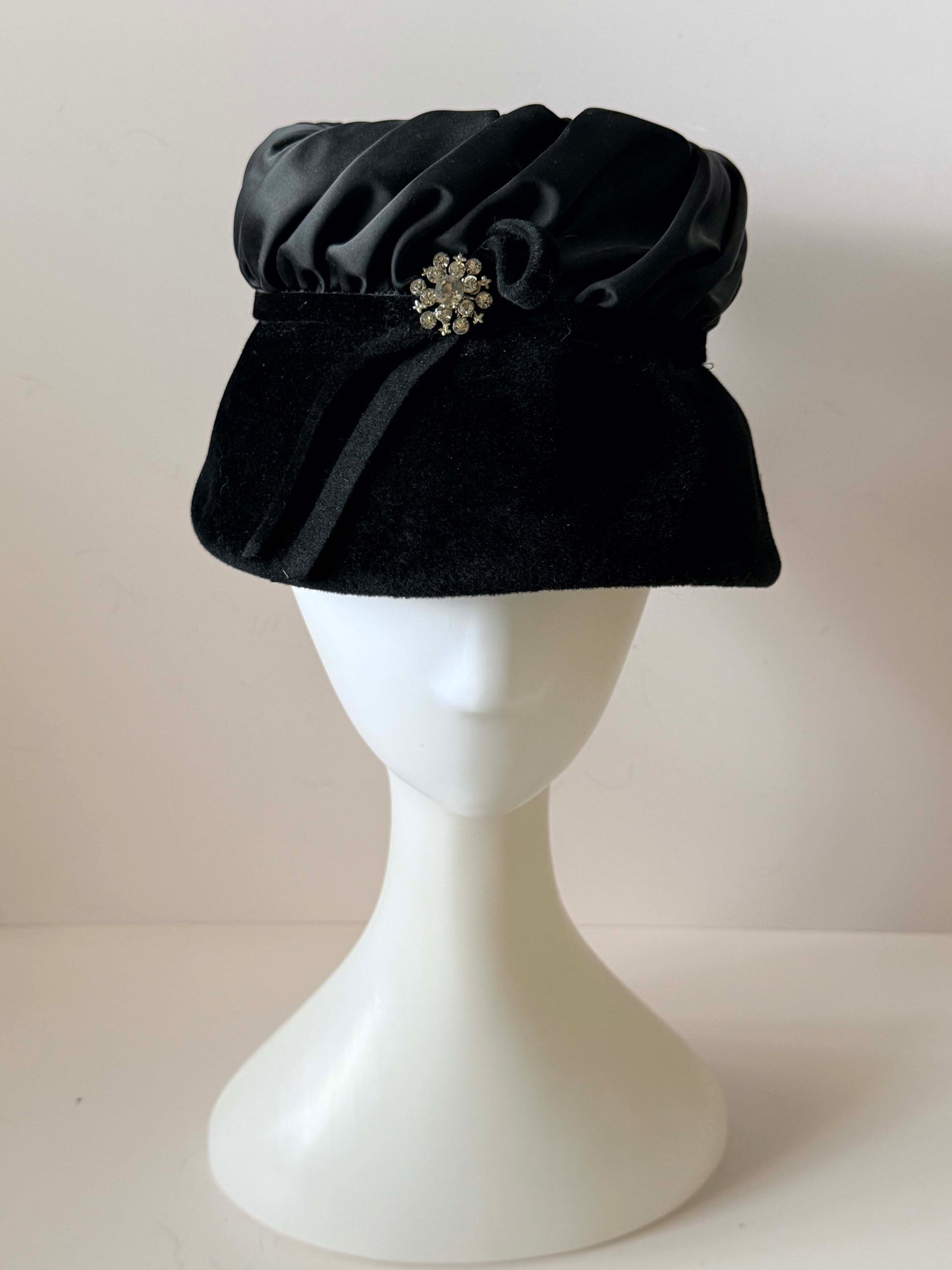 Vintage 1950s Roberta Bernays Original Black Velvet & Satin Rhinestone Hat – Sculpted Cocktail Pillbox, Made in France