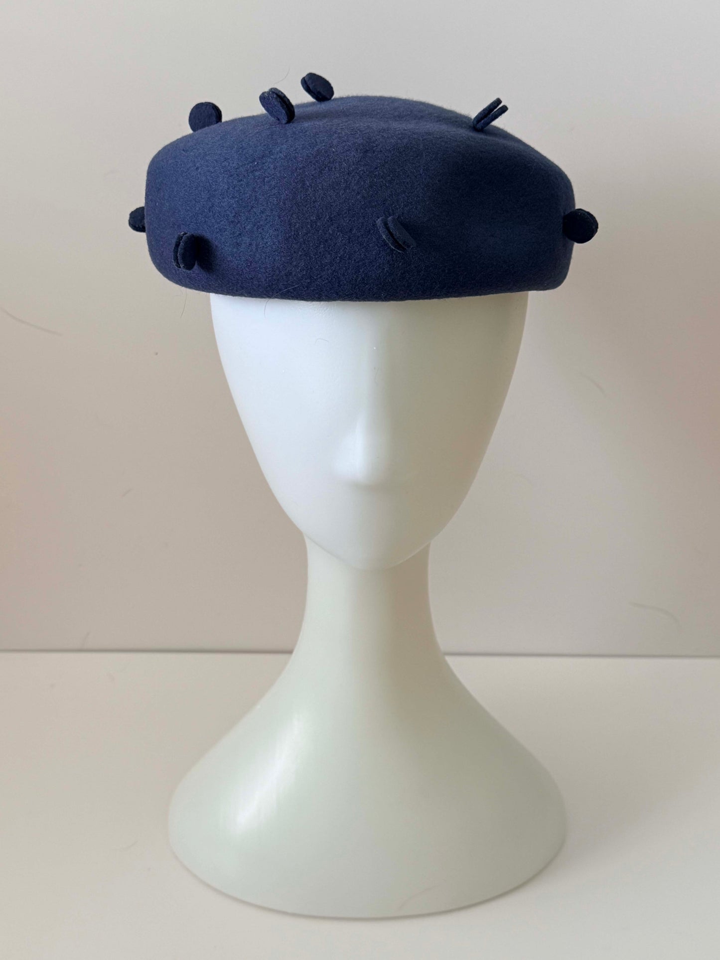 Vintage Phyllis Mae Navy Blue Wool Beret – 1950s Sculpted Felt Hat with Dimensional Dot Detail