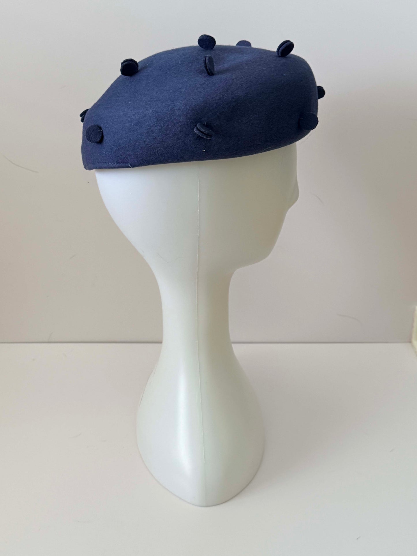Vintage Phyllis Mae Navy Blue Wool Beret – 1950s Sculpted Felt Hat with Dimensional Dot Detail