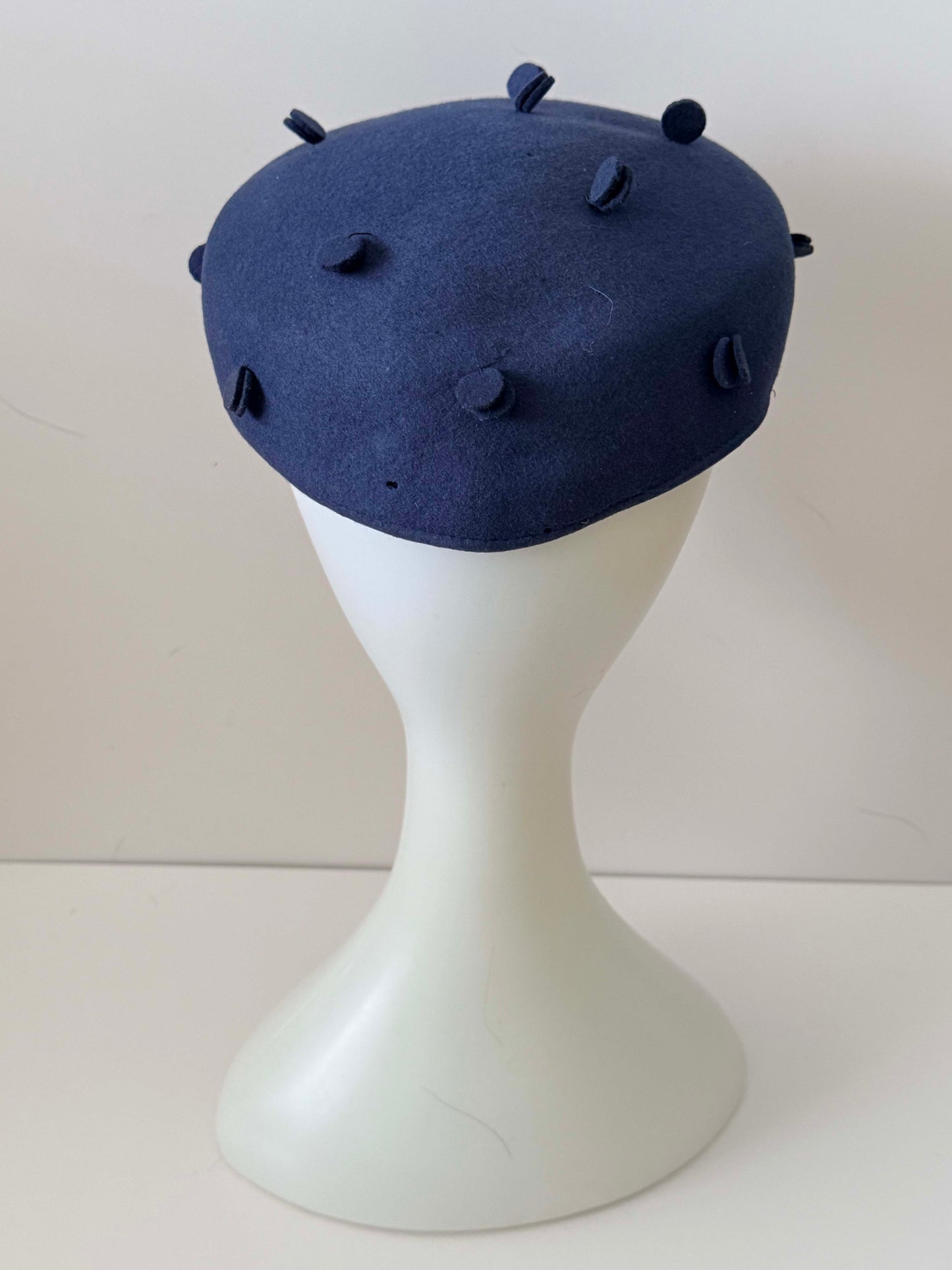 Vintage Phyllis Mae Navy Blue Wool Beret – 1950s Sculpted Felt Hat with Dimensional Dot Detail