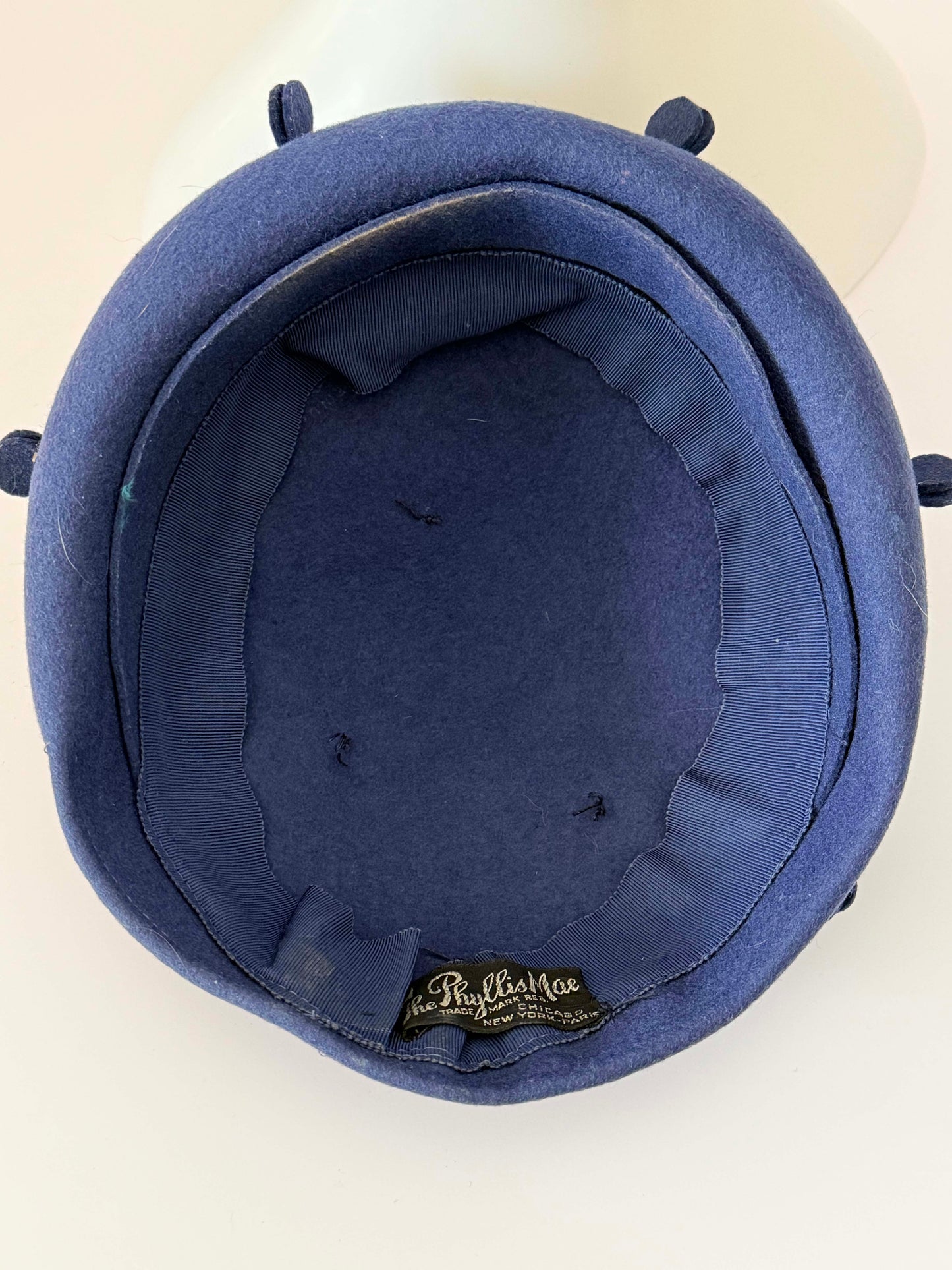 Vintage Phyllis Mae Navy Blue Wool Beret – 1950s Sculpted Felt Hat with Dimensional Dot Detail