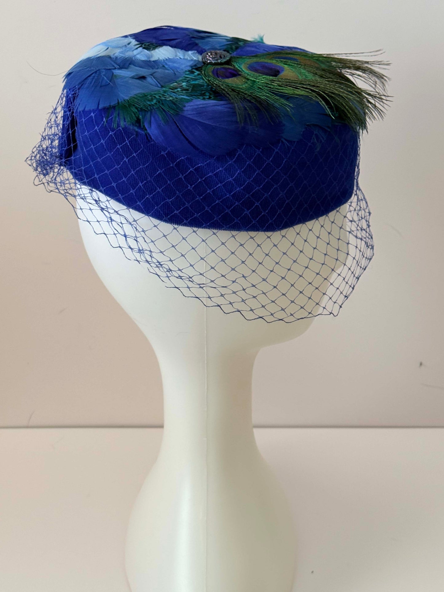 Vintage Royal Blue Velvet Feather Hat – Peacock Trim Net Veil Cocktail Fascinator