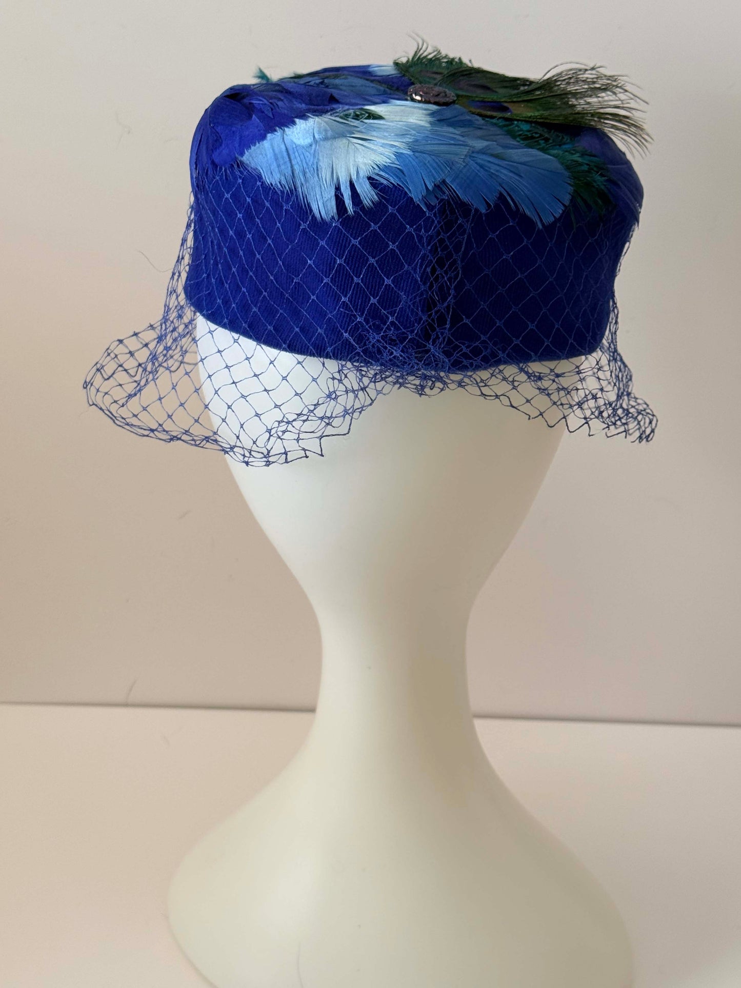 Vintage Royal Blue Velvet Feather Hat – Peacock Trim Net Veil Cocktail Fascinator