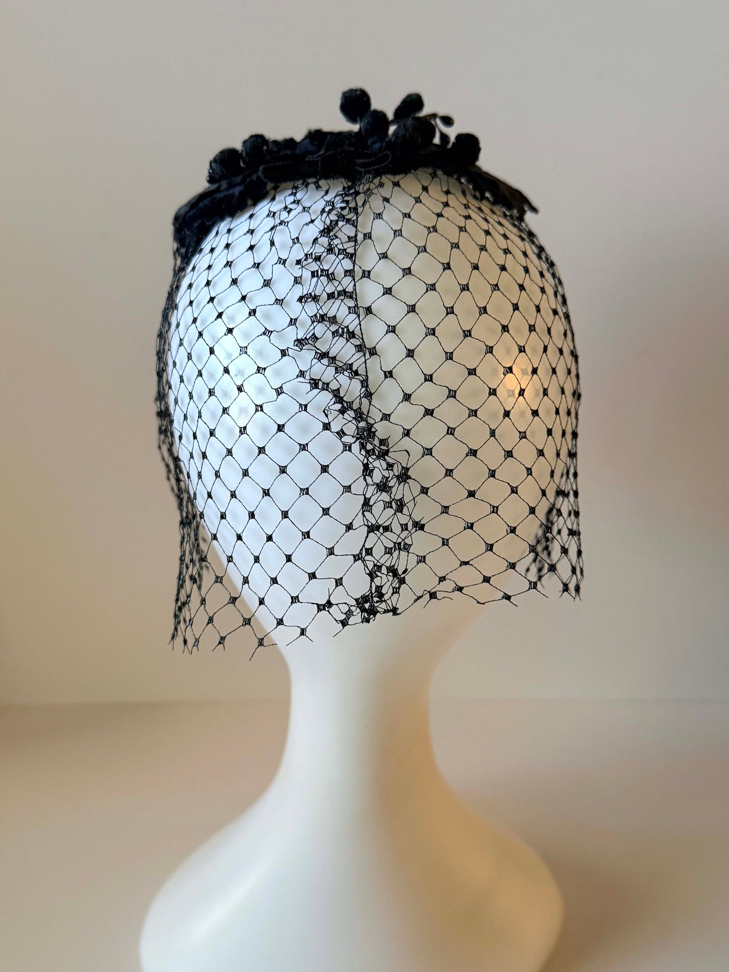 Vintage Black Veiled Fascinator Hat | 1950s Cocktail Hat | Birdcage Veil Headpiece | Mourning Hat | Mid Century Millinery | Gothic Bridal