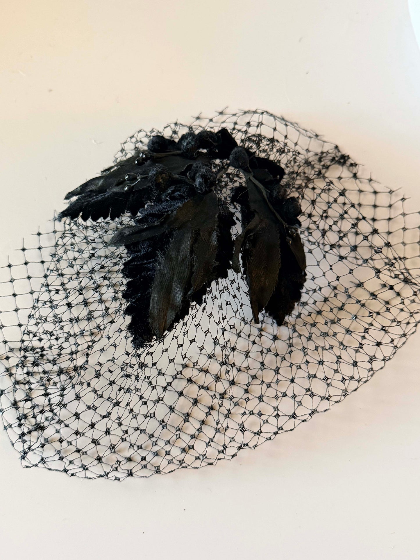 Vintage Black Veiled Fascinator Hat | 1950s Cocktail Hat | Birdcage Veil Headpiece | Mourning Hat | Mid Century Millinery | Gothic Bridal