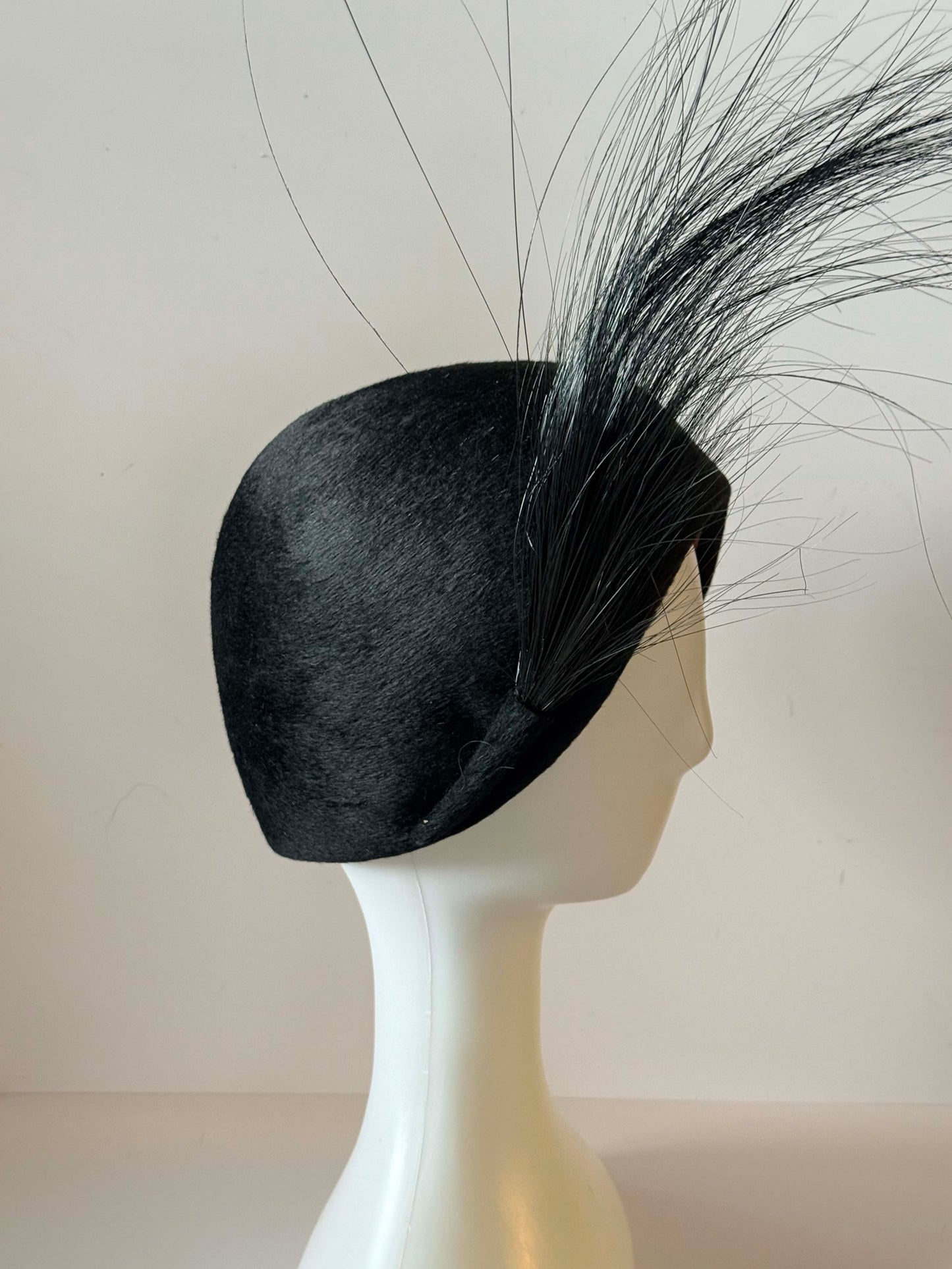 Vintage Don Anderson New York Black Velvety Felt Hat – 1950s Sculpted Toque with Dramatic Feather Plume, Mid Century Designer Cocktail Hat