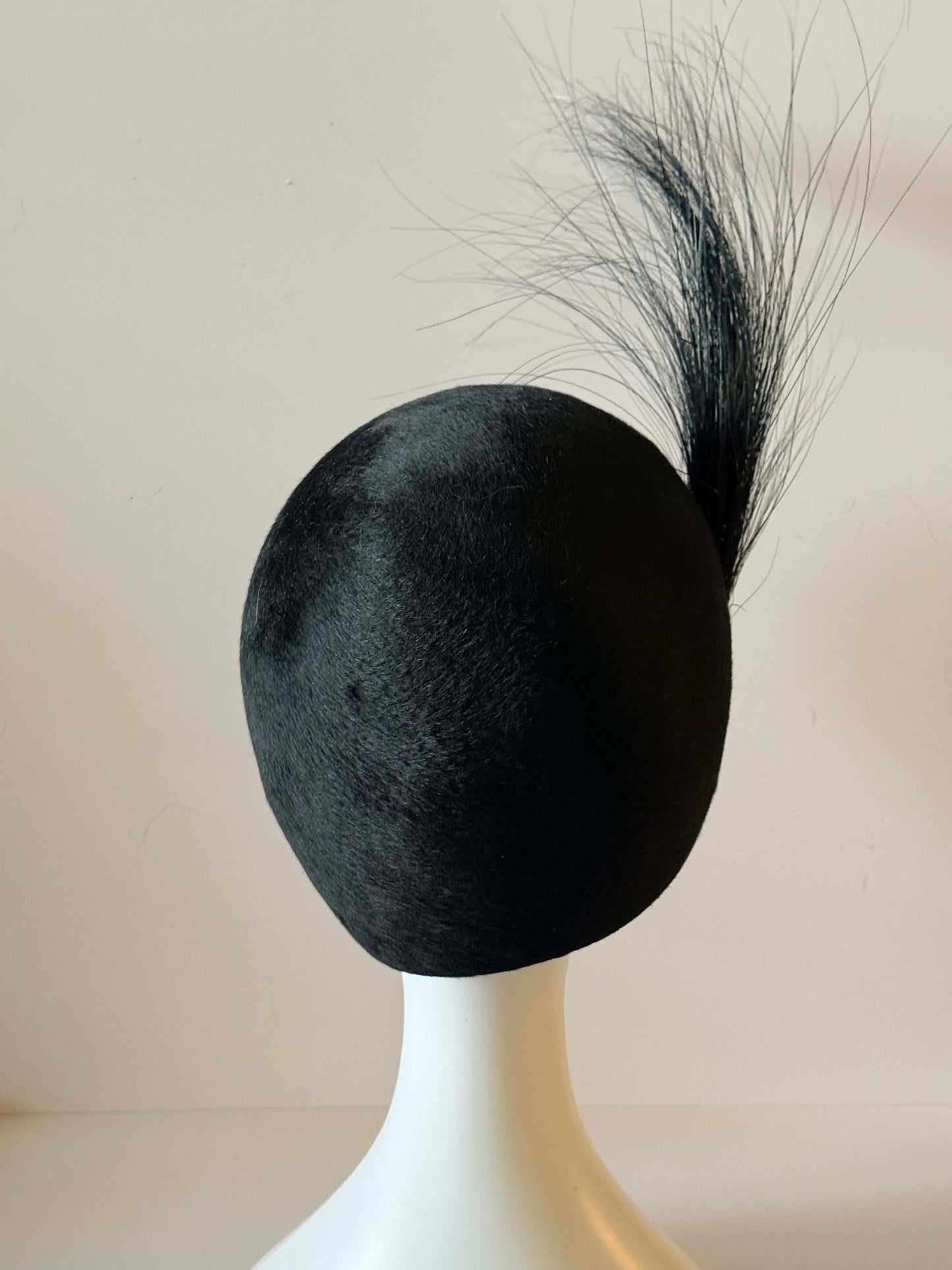Vintage Don Anderson New York Black Velvety Felt Hat – 1950s Sculpted Toque with Dramatic Feather Plume, Mid Century Designer Cocktail Hat