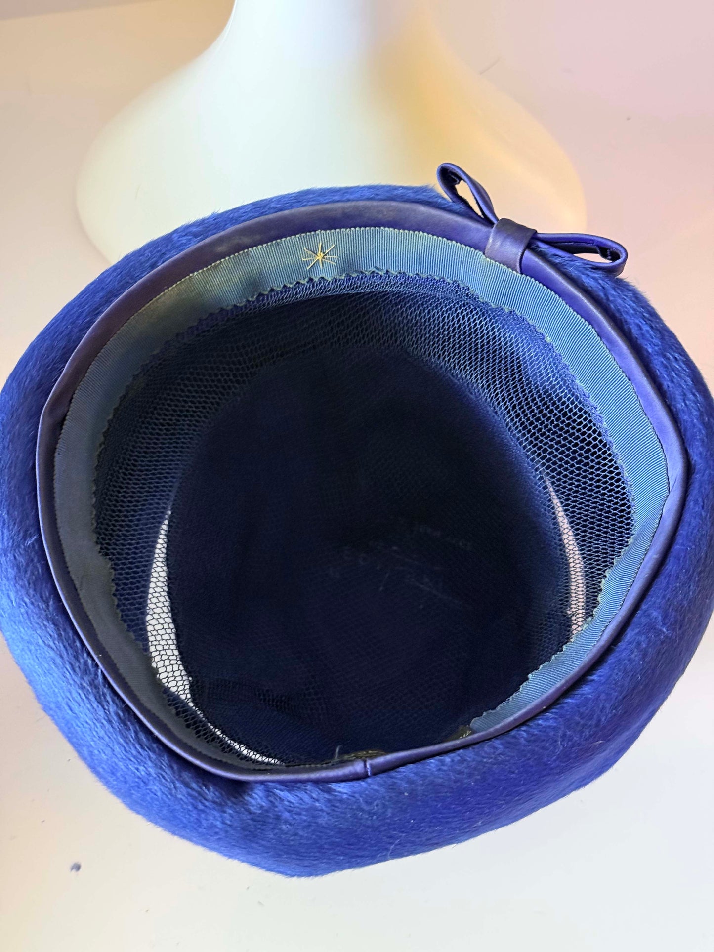 Vintage 1950s Royal Blue Fur Felt Cocktail Hat – Sculptural Mid Century Pillbox with Satin Bow