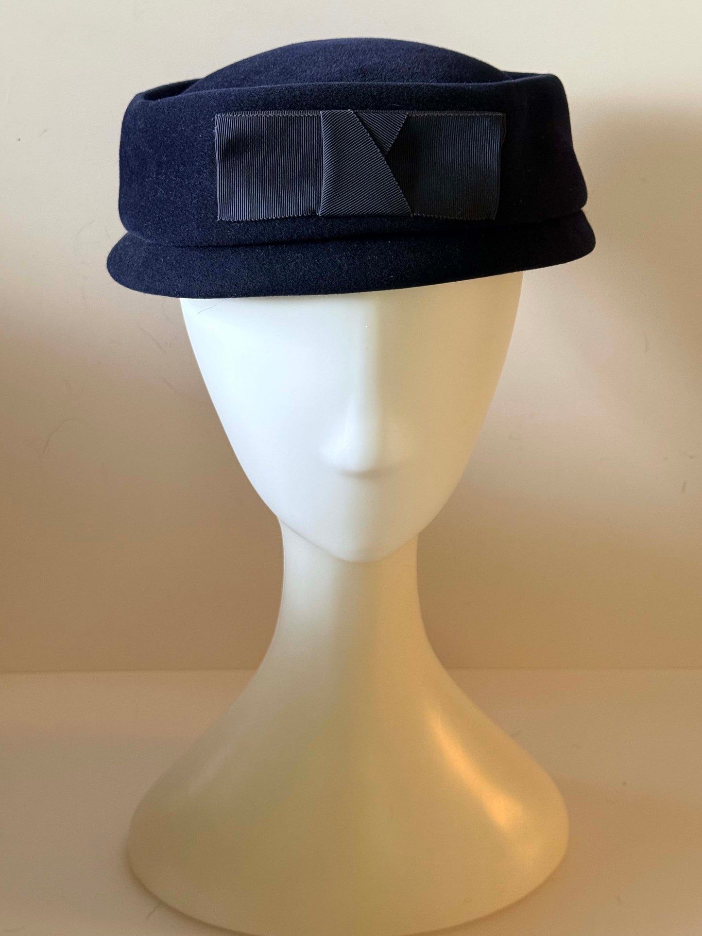 Vintage Hattie Carnegie Navy Wool Felt Pillbox Hat – 1950s–1960s Designer Cocktail Hat with Grosgrain Bow