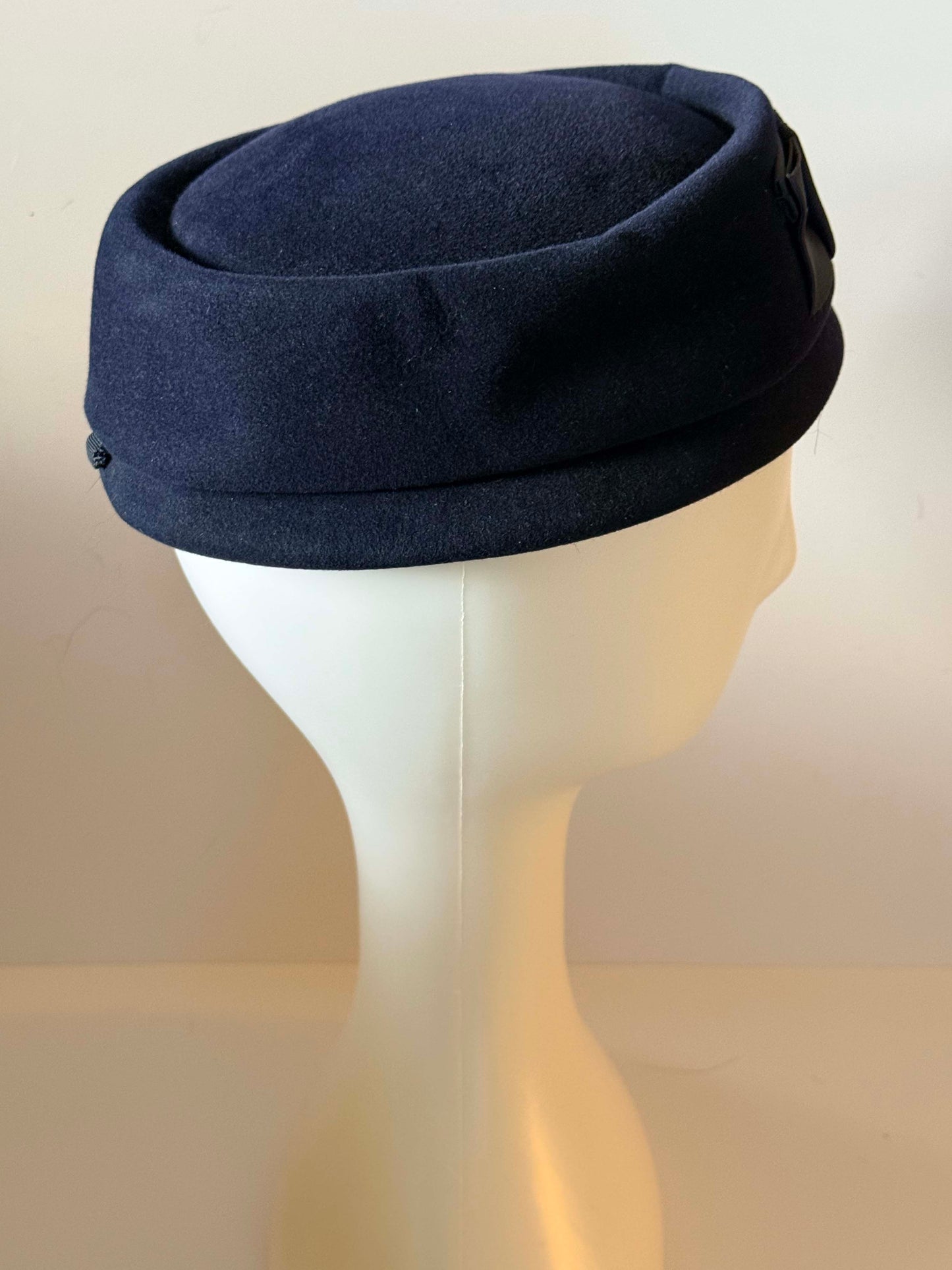 Vintage Hattie Carnegie Navy Wool Felt Pillbox Hat – 1950s–1960s Designer Cocktail Hat with Grosgrain Bow