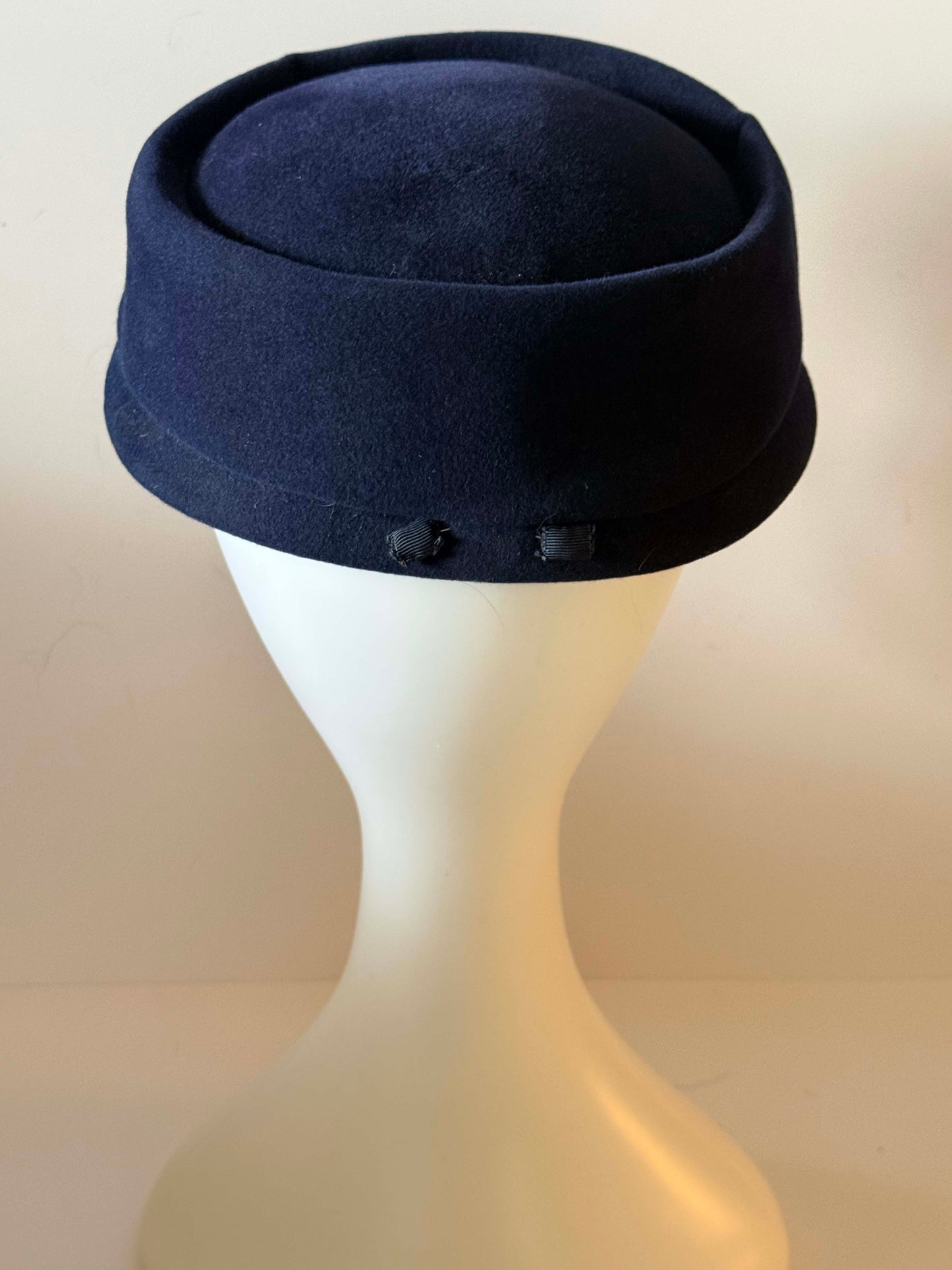 Vintage Hattie Carnegie Navy Wool Felt Pillbox Hat – 1950s–1960s Designer Cocktail Hat with Grosgrain Bow