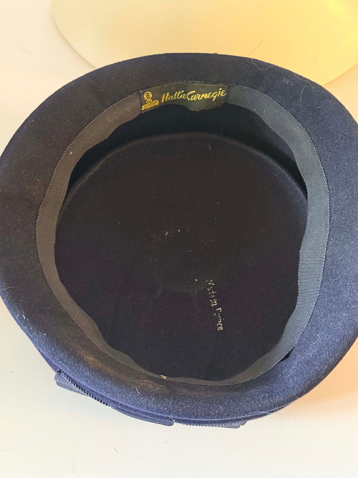 Vintage Hattie Carnegie Navy Wool Felt Pillbox Hat – 1950s–1960s Designer Cocktail Hat with Grosgrain Bow