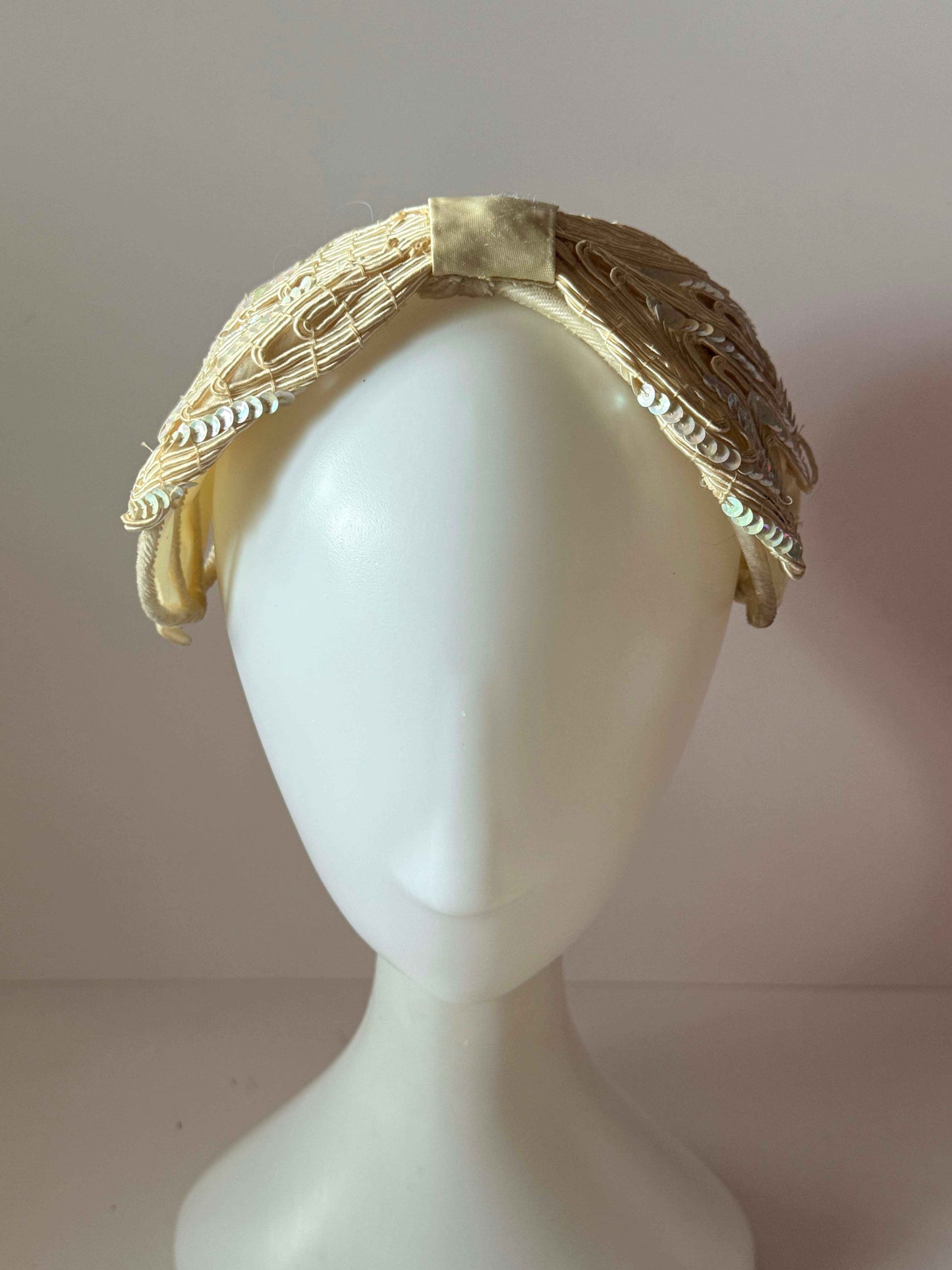Vintage Ivory Beaded Bow Fascinator | Veil Ready Cocktail Hat | 1950s Bridal Headpiece | Sequined Mid Century Wedding Hat