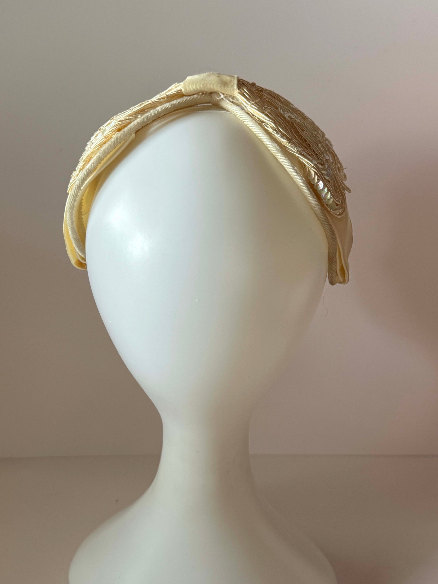 Vintage Ivory Beaded Bow Fascinator | Veil Ready Cocktail Hat | 1950s Bridal Headpiece | Sequined Mid Century Wedding Hat