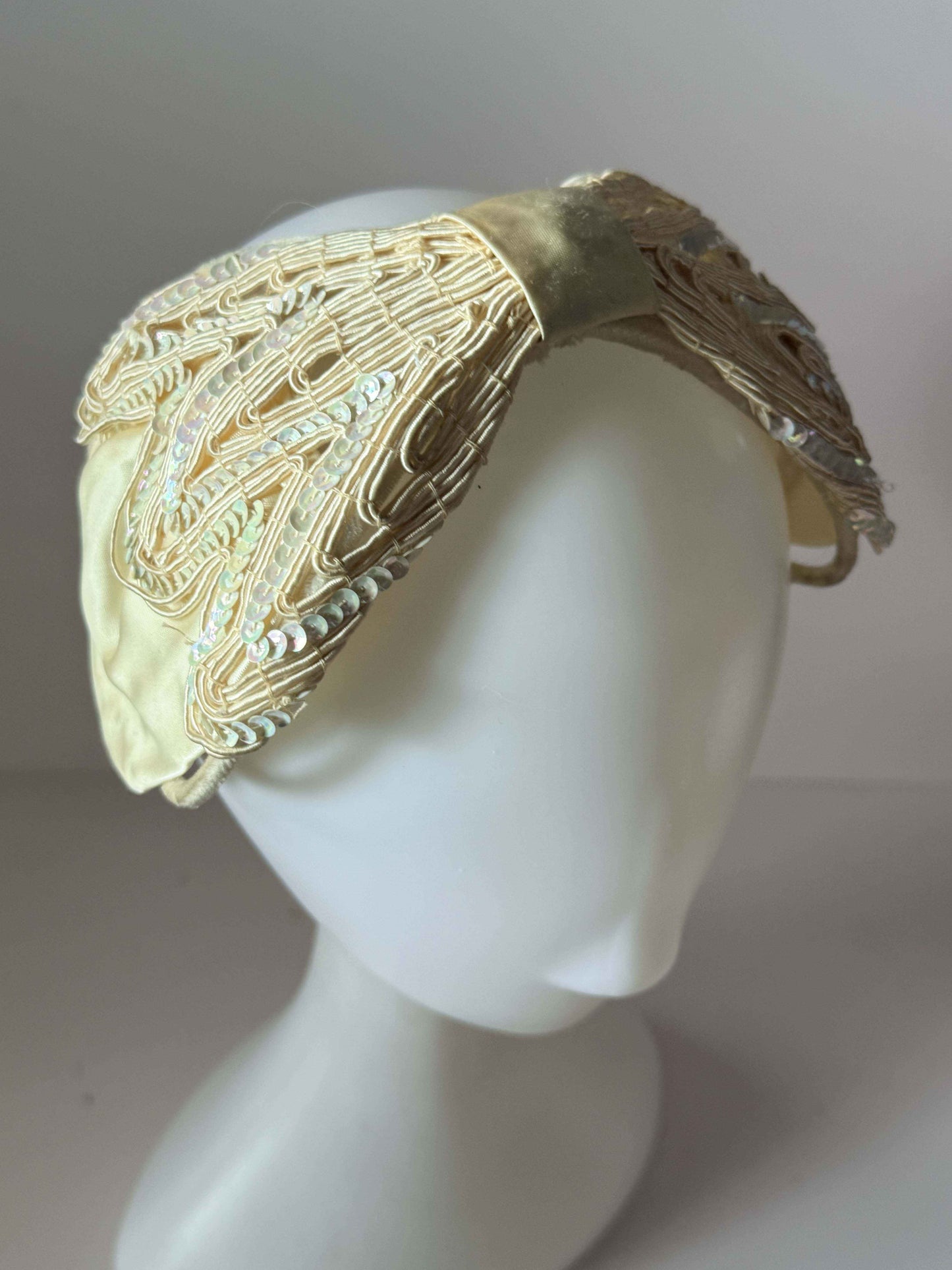 Vintage Ivory Beaded Bow Fascinator | Veil Ready Cocktail Hat | 1950s Bridal Headpiece | Sequined Mid Century Wedding Hat