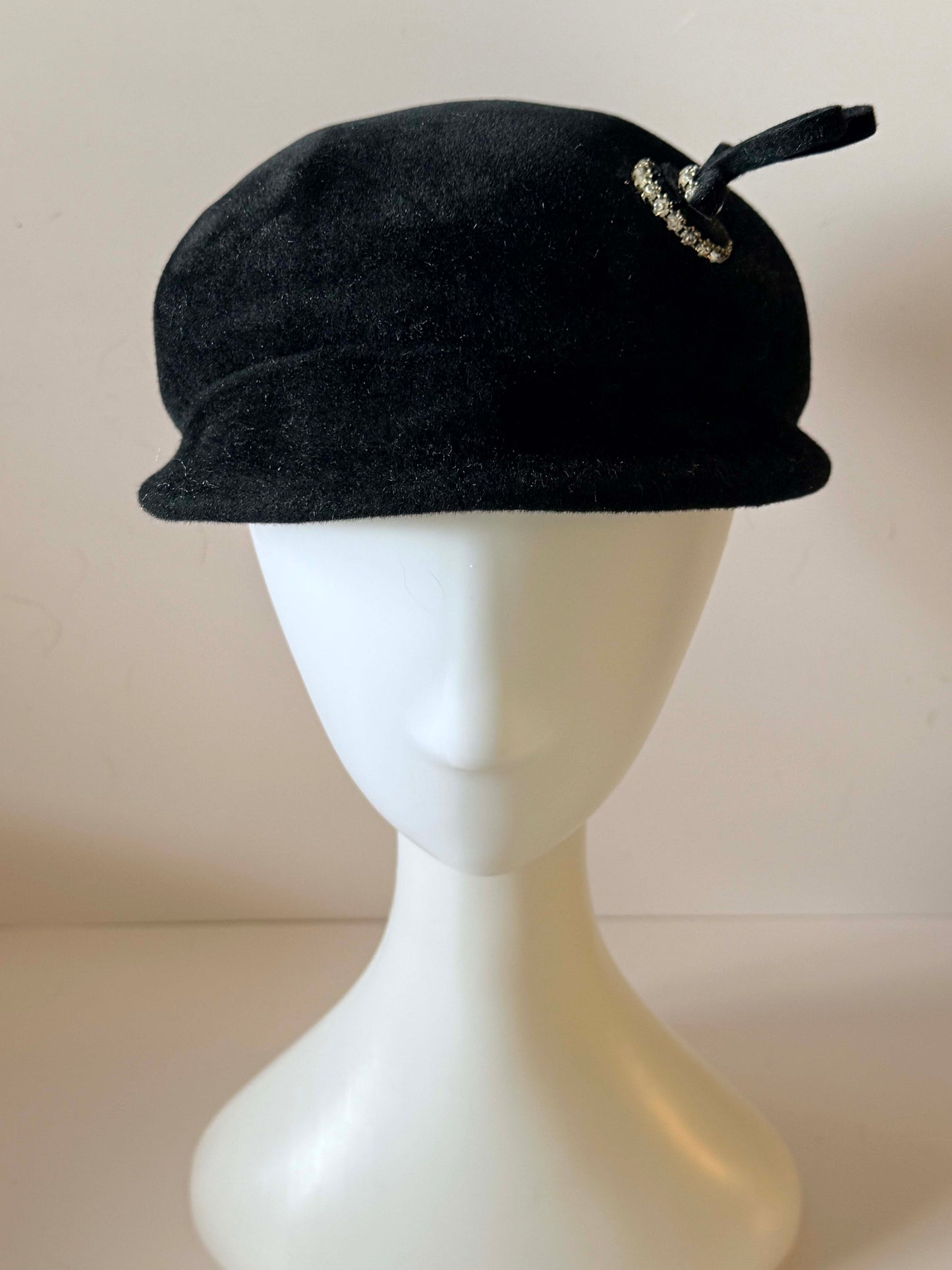 Vintage 1950s Peachbloom Velour Hat – Black Fur Felt Beret with Rhinestone Detail