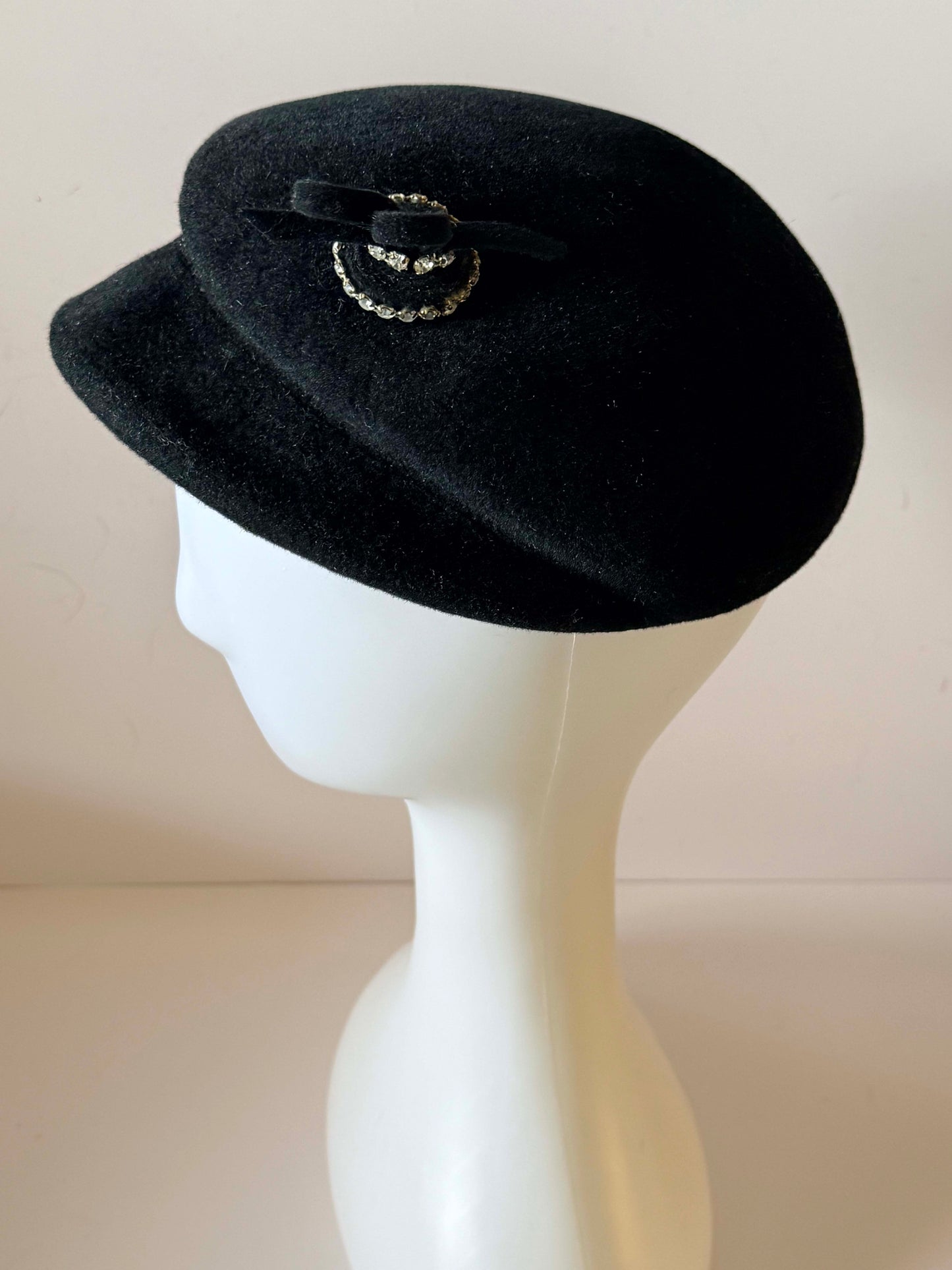 Vintage 1950s Peachbloom Velour Hat – Black Fur Felt Beret with Rhinestone Detail