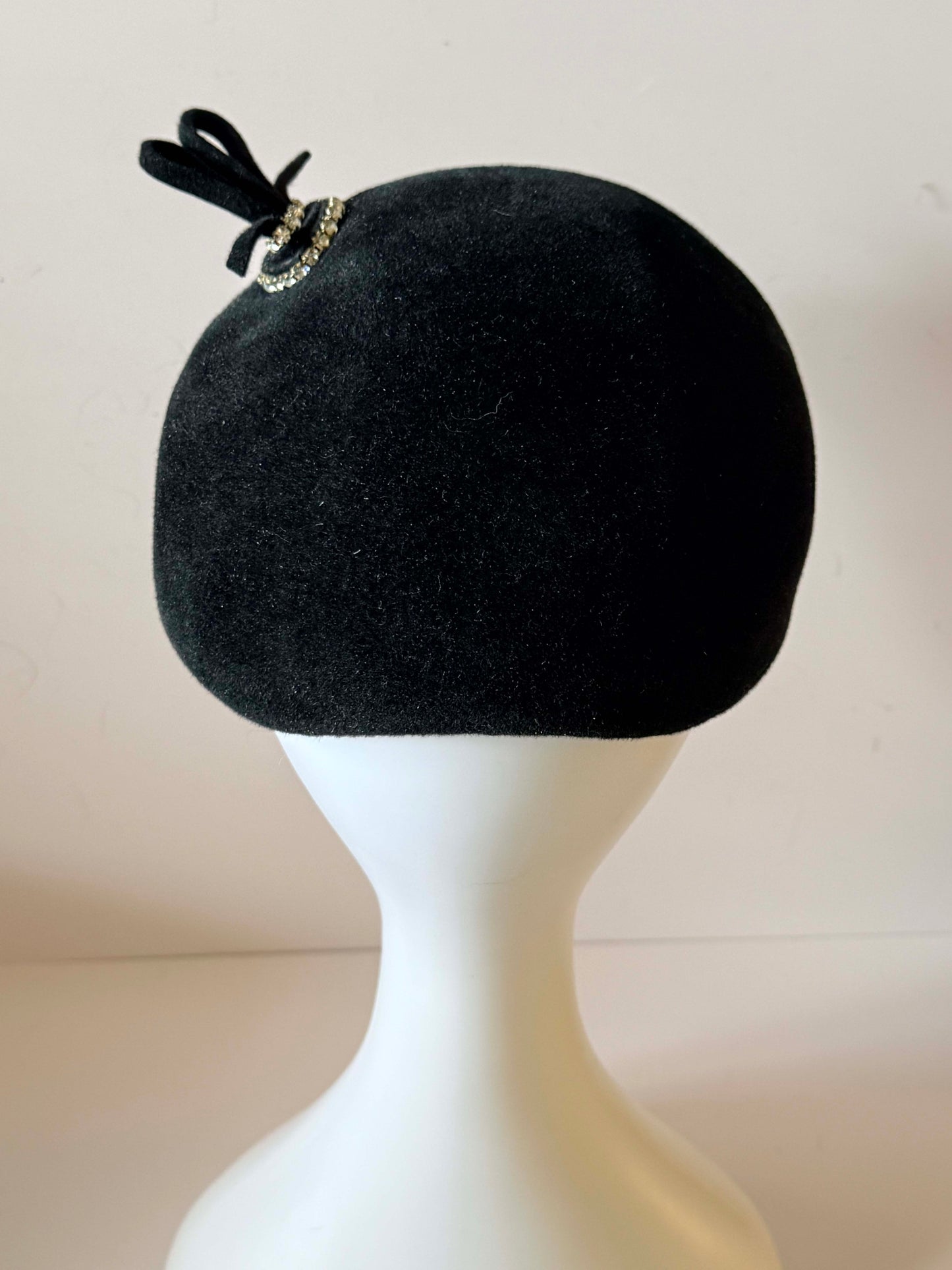 Vintage 1950s Peachbloom Velour Hat – Black Fur Felt Beret with Rhinestone Detail
