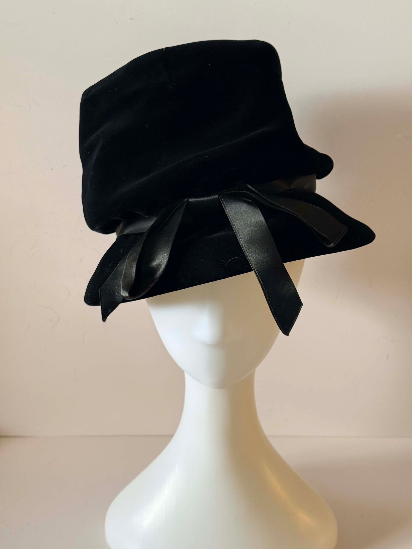 1950s Christian Dior Chapeaux Vintage Hat – Black Velvet Ribbon Trim Bucket Hat