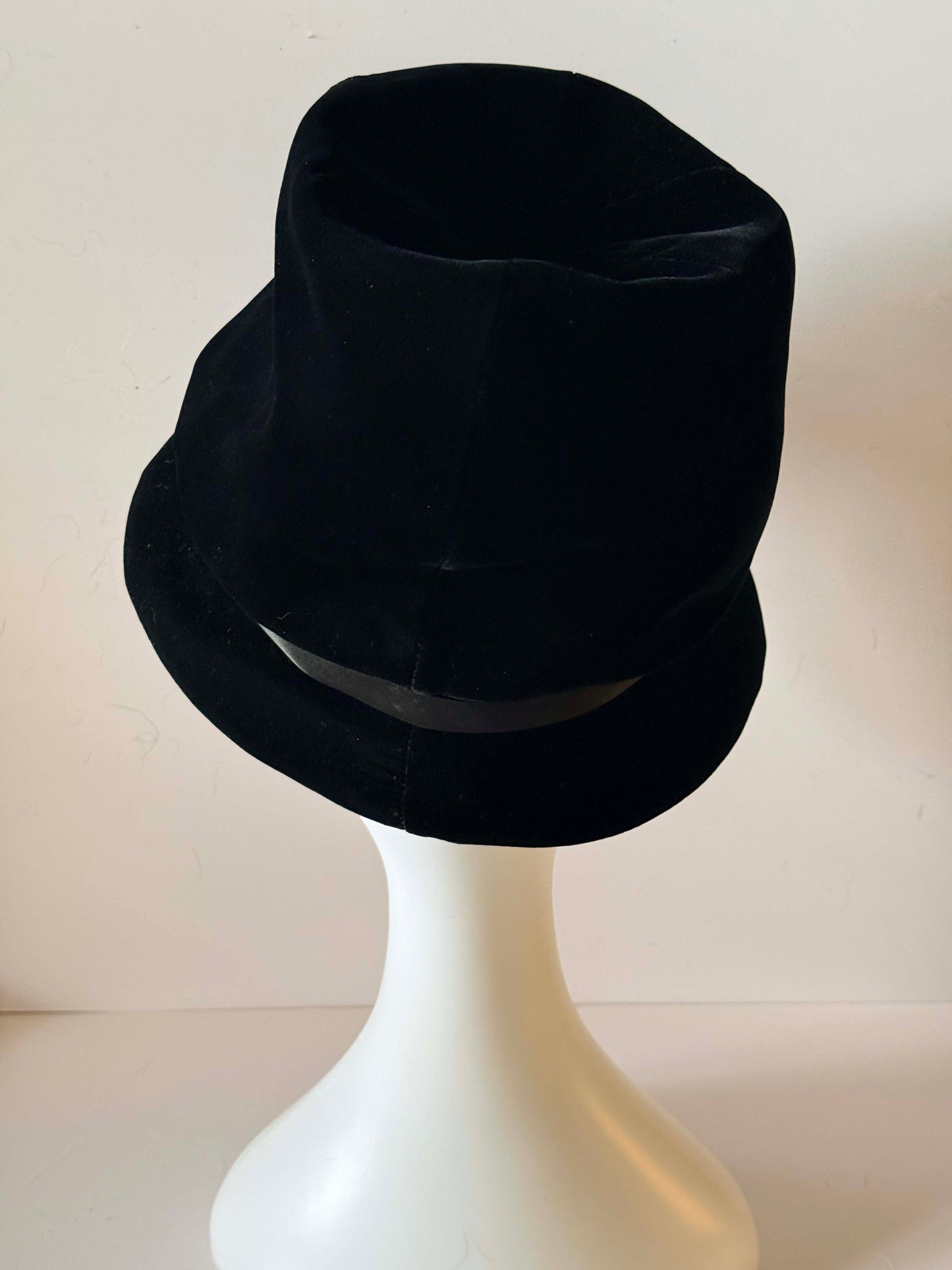 1950s Christian Dior Chapeaux Vintage Hat – Black Velvet Ribbon Trim Bucket Hat