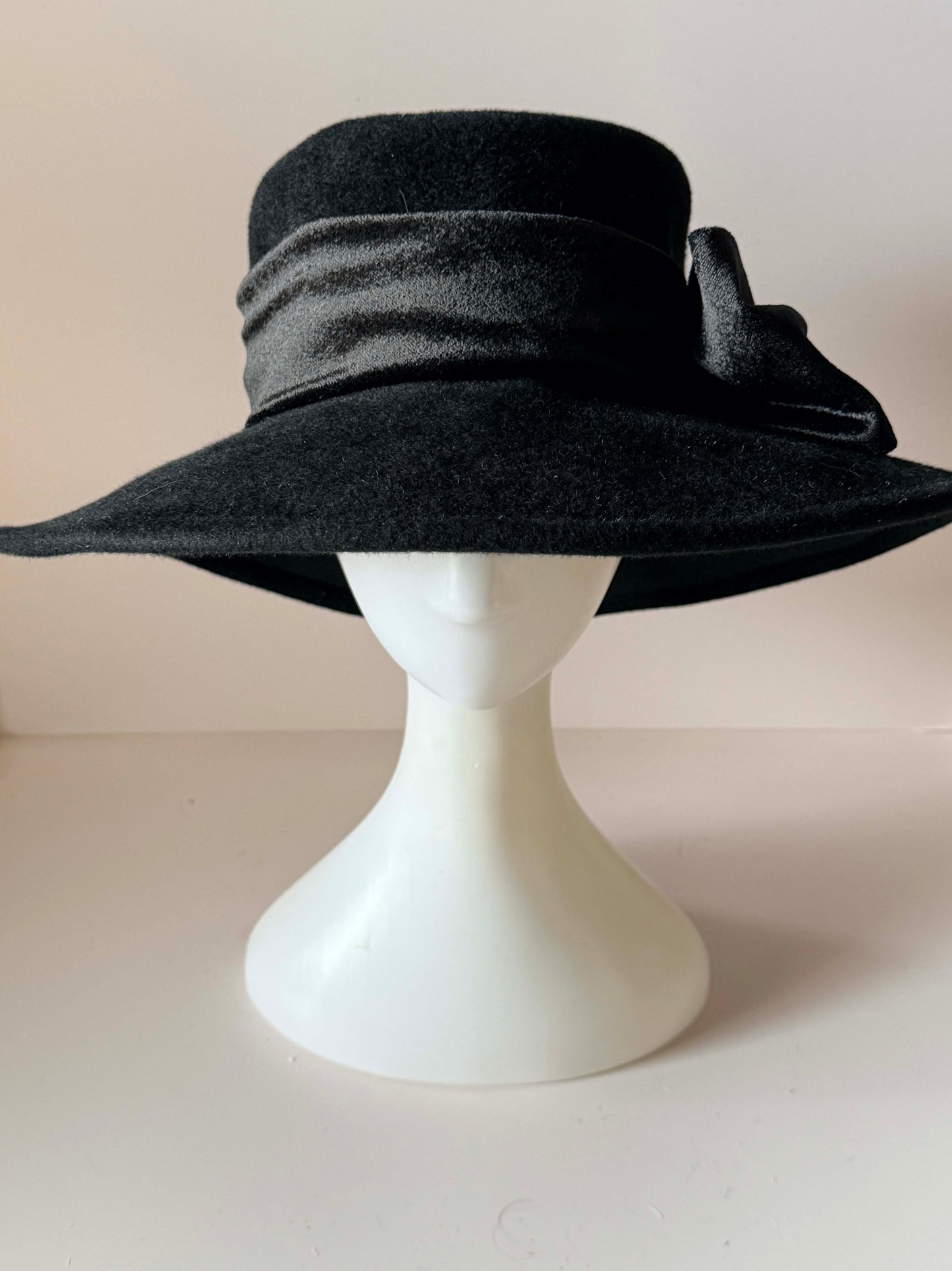 Vintage 1980s Black Wool Felt Wide Brim Hat, Plaza Suite Hat, Oversized Bow Hat, Women's Dress Hat, Church Hat, Elegant Vintage Hat