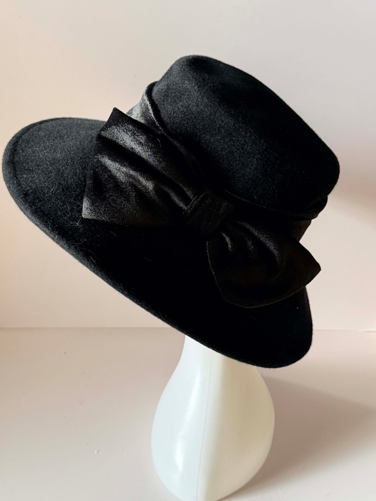 Vintage 1980s Black Wool Felt Wide Brim Hat, Plaza Suite Hat, Oversized Bow Hat, Women's Dress Hat, Church Hat, Elegant Vintage Hat
